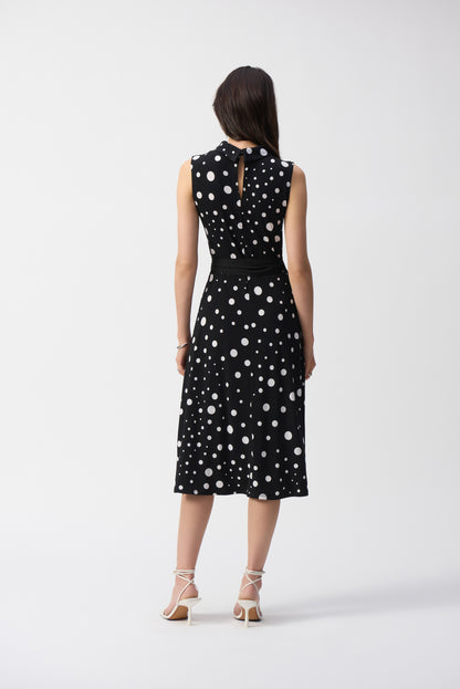 Ausgestelltes Jerseykleid mit Punktemuster
