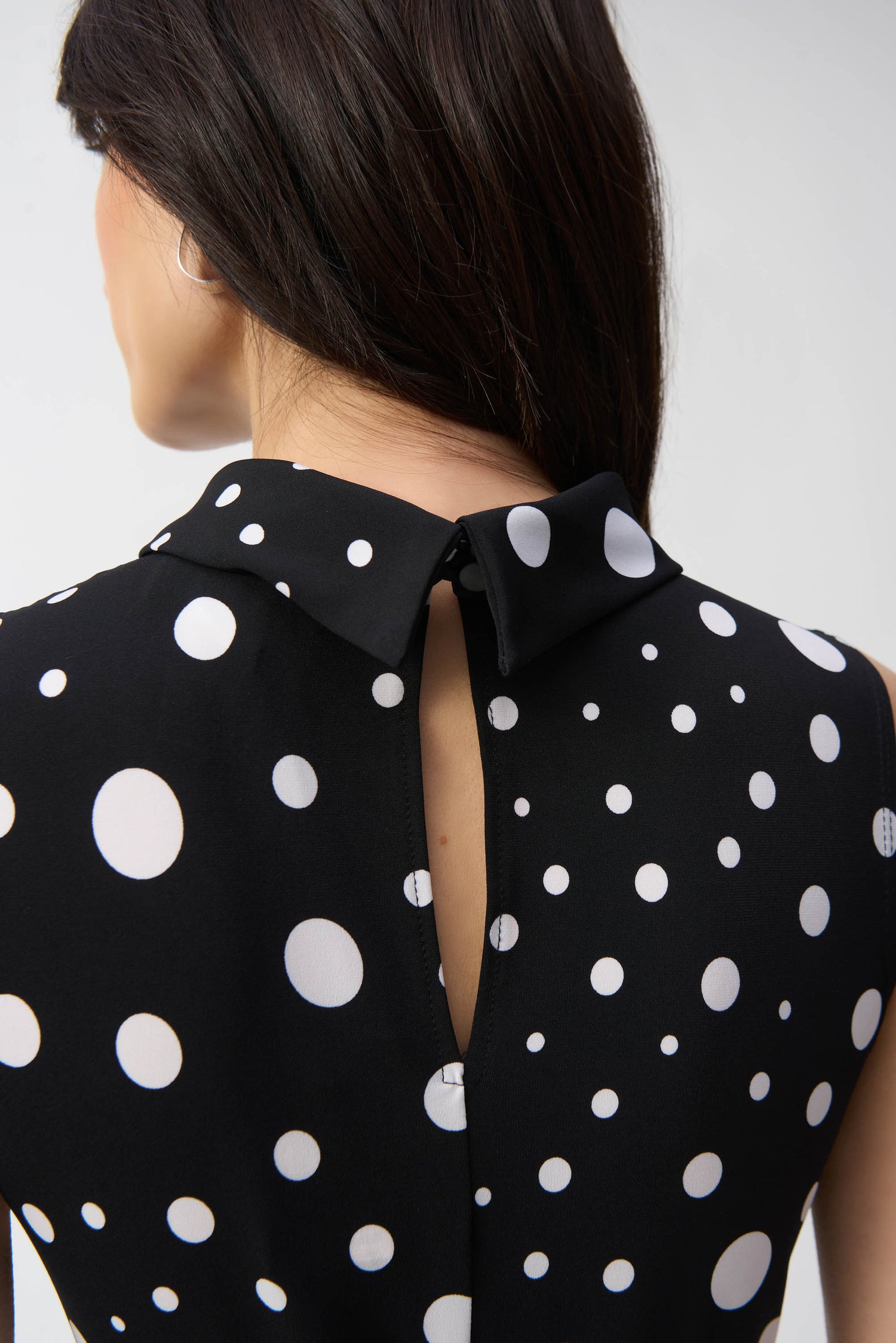 Ausgestelltes Jerseykleid mit Punktemuster