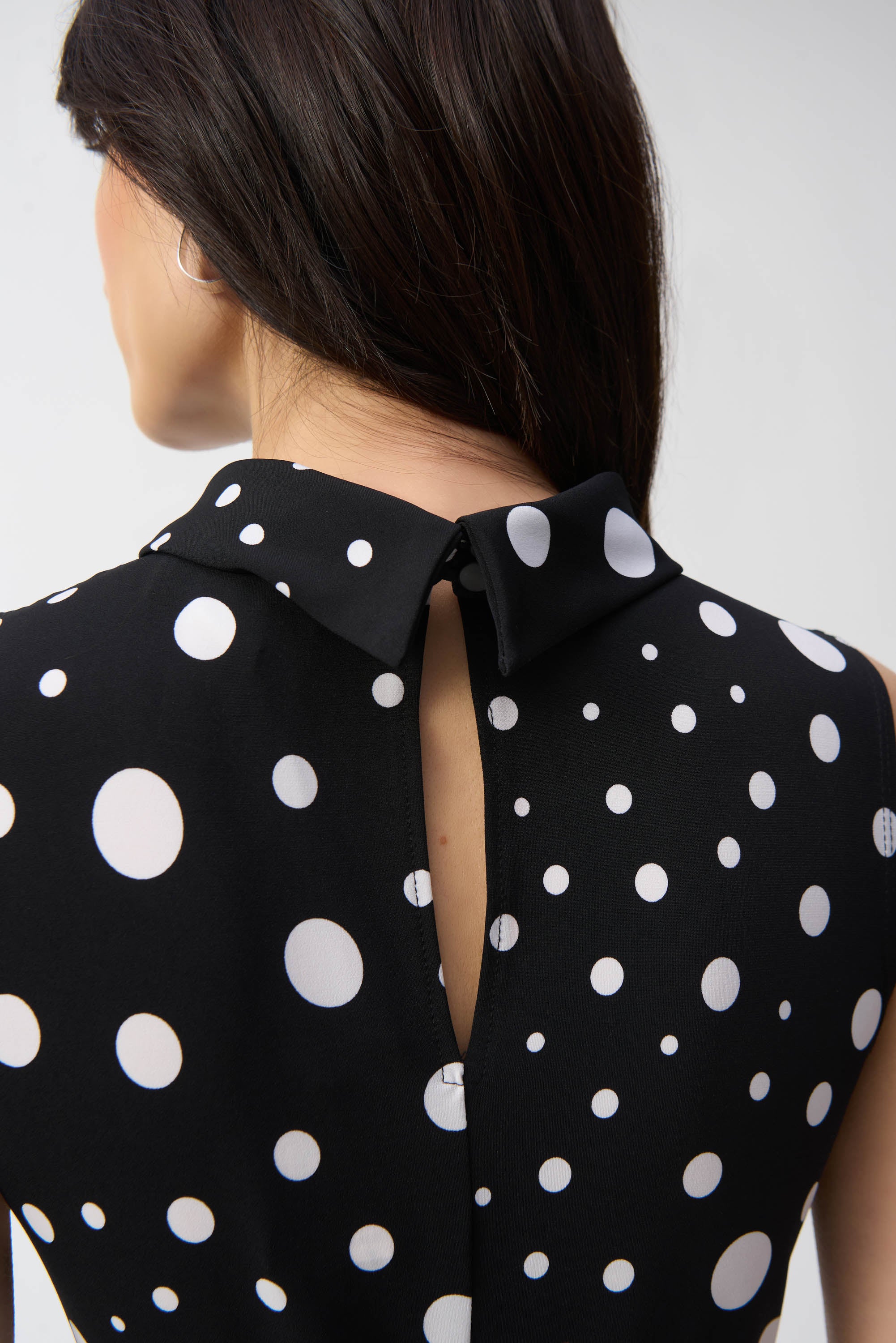 Ausgestelltes Jerseykleid mit Punktemuster