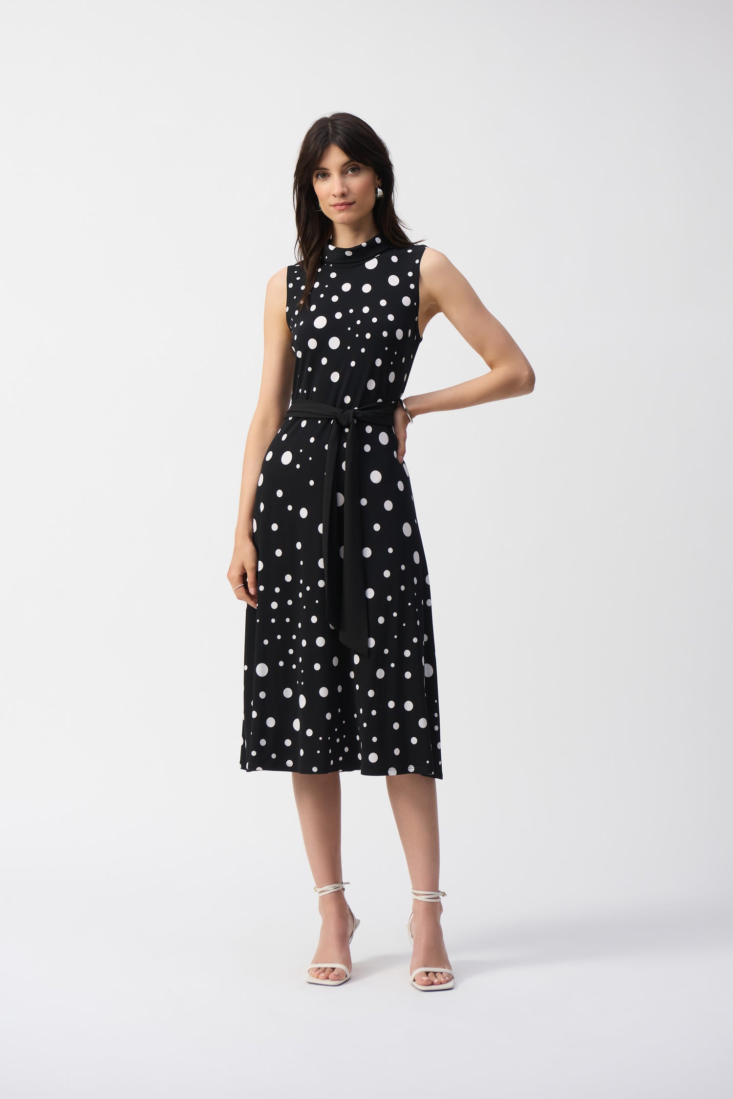 Ausgestelltes Jerseykleid mit Punktemuster