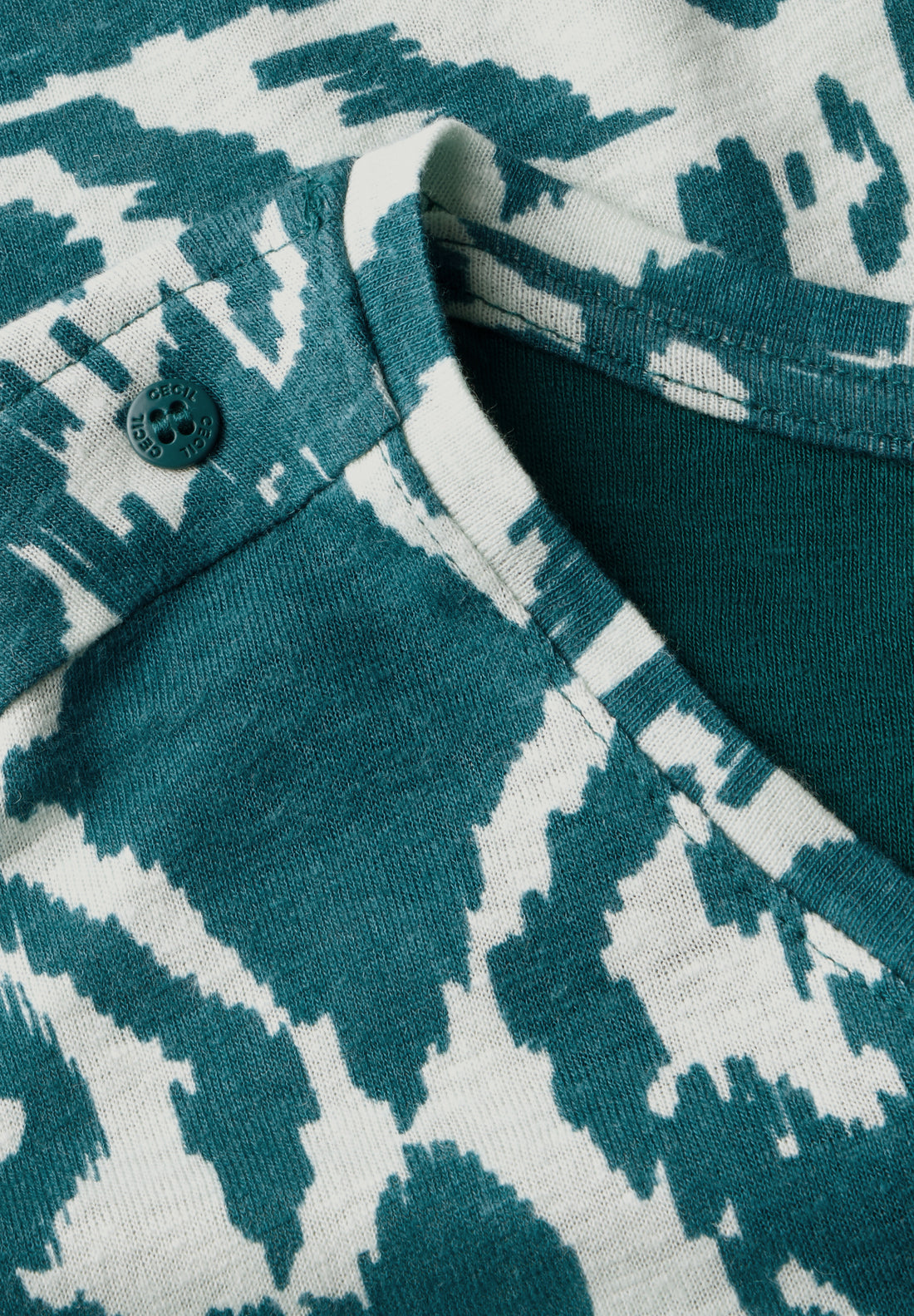 CECIL Damen T-Shirt mit grafischem Muster und Knopfdetail