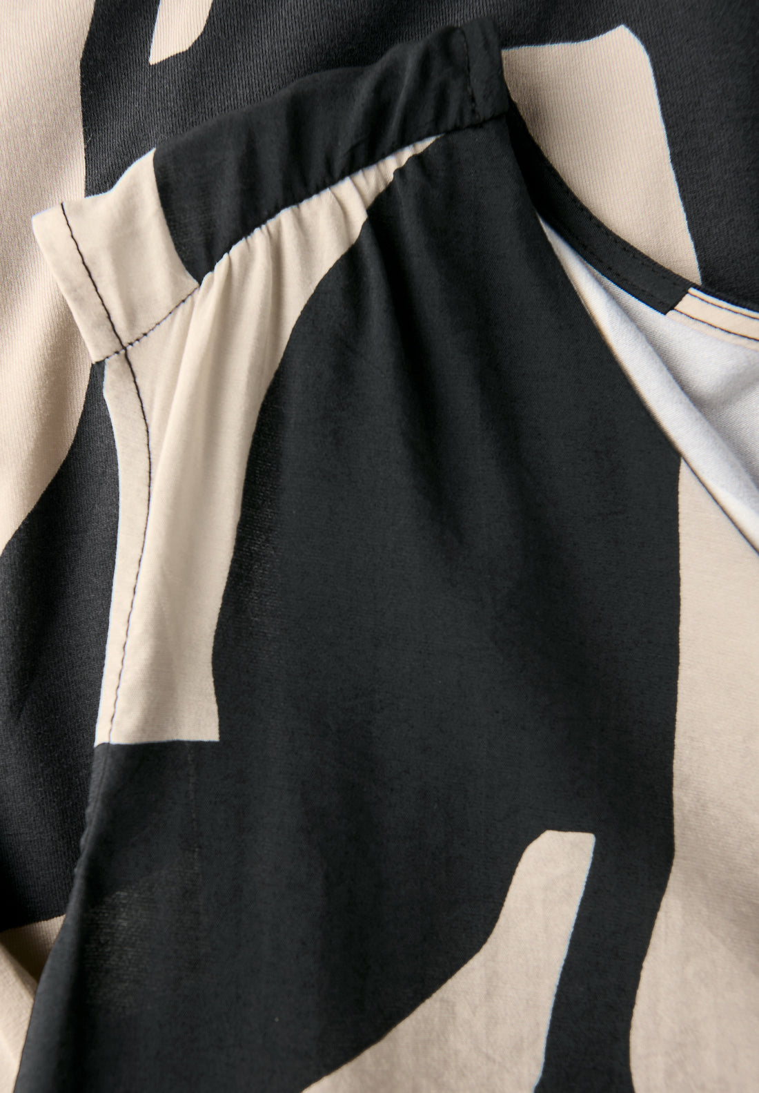 Street One Damen Damentop mit grafischem Muster und V-Ausschnitt