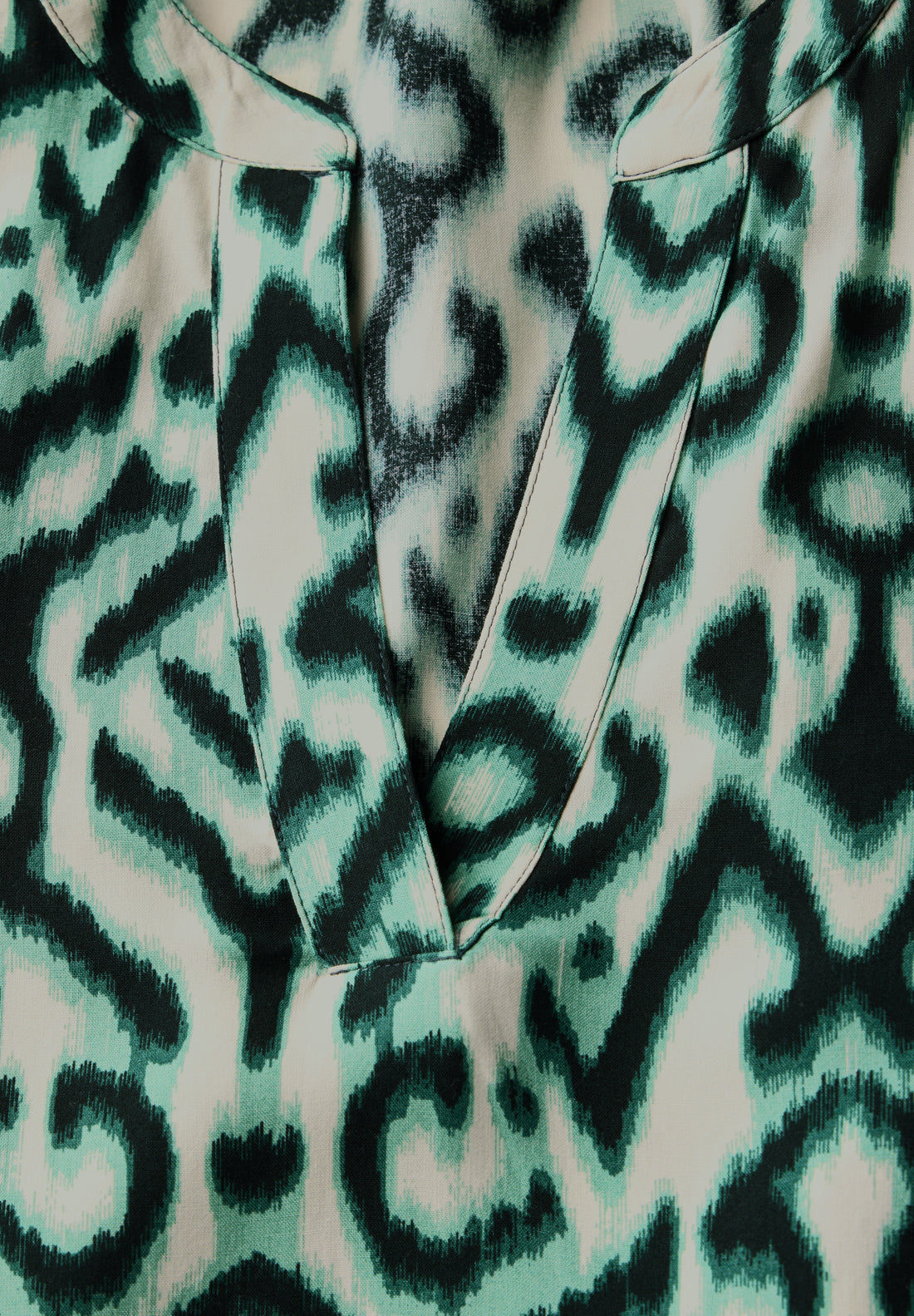 Street One Damenbluse mit grafischem Muster und geschlitztem Rundhalsausschnitt