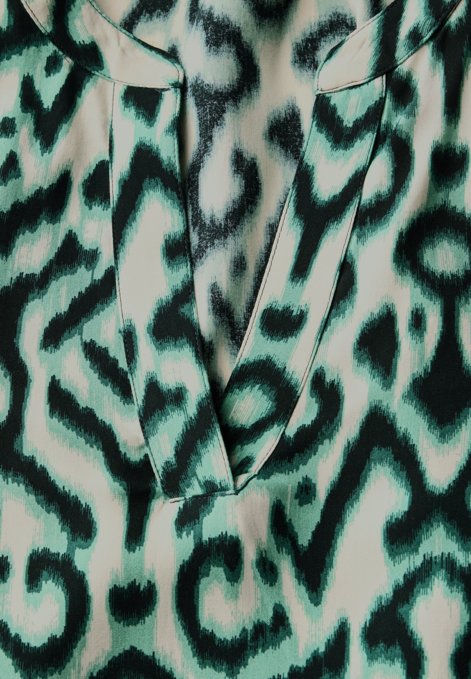 Street One Damenbluse mit grafischem Muster und geschlitztem Rundhalsausschnitt