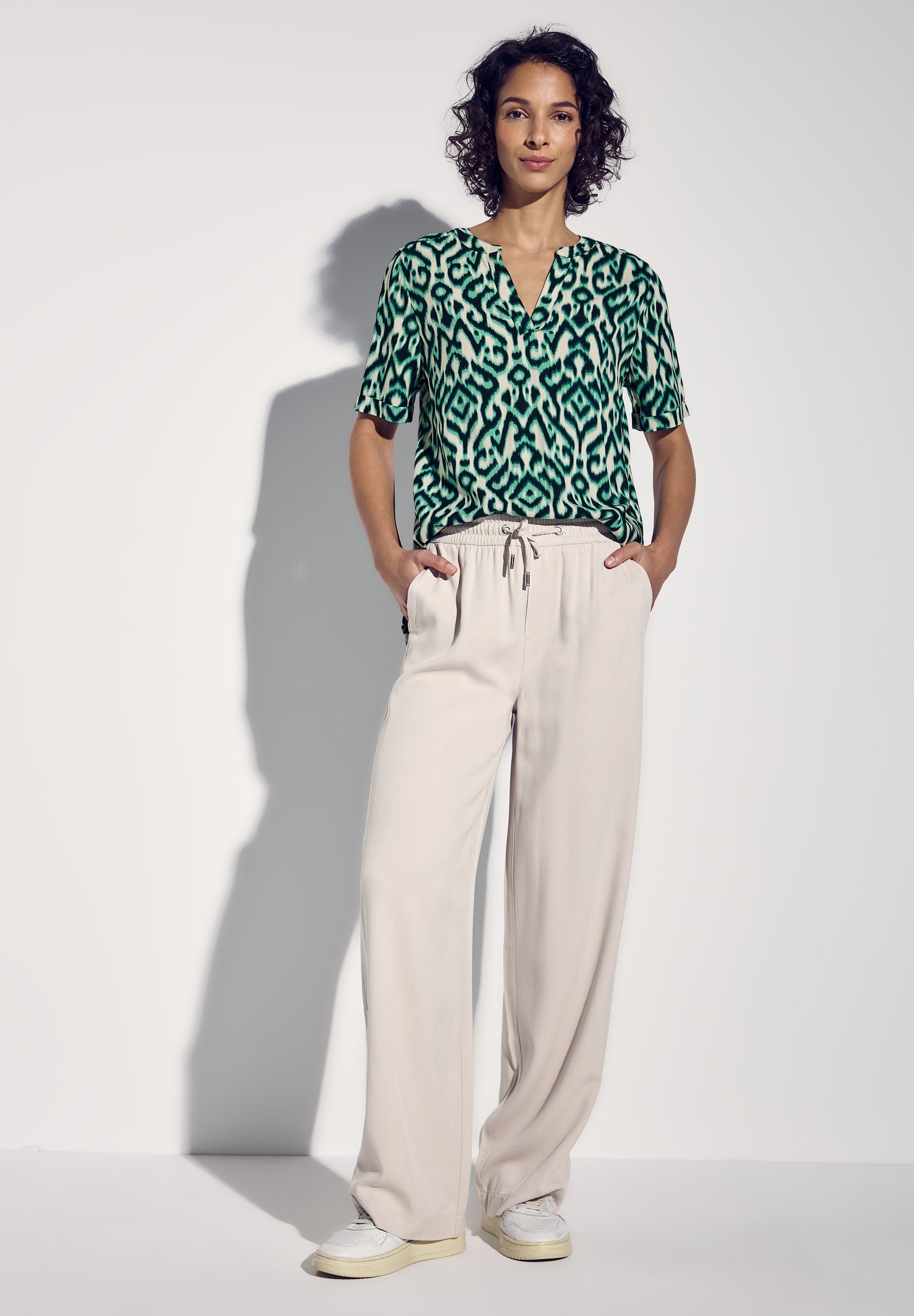 Street One Damenbluse mit grafischem Muster und geschlitztem Rundhalsausschnitt