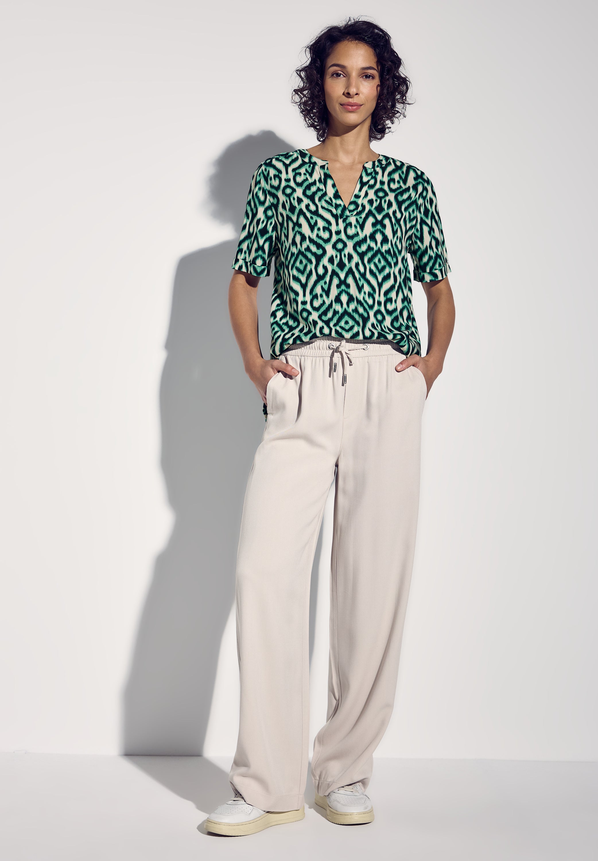 Street One Damenbluse mit grafischem Muster und geschlitztem Rundhalsausschnitt