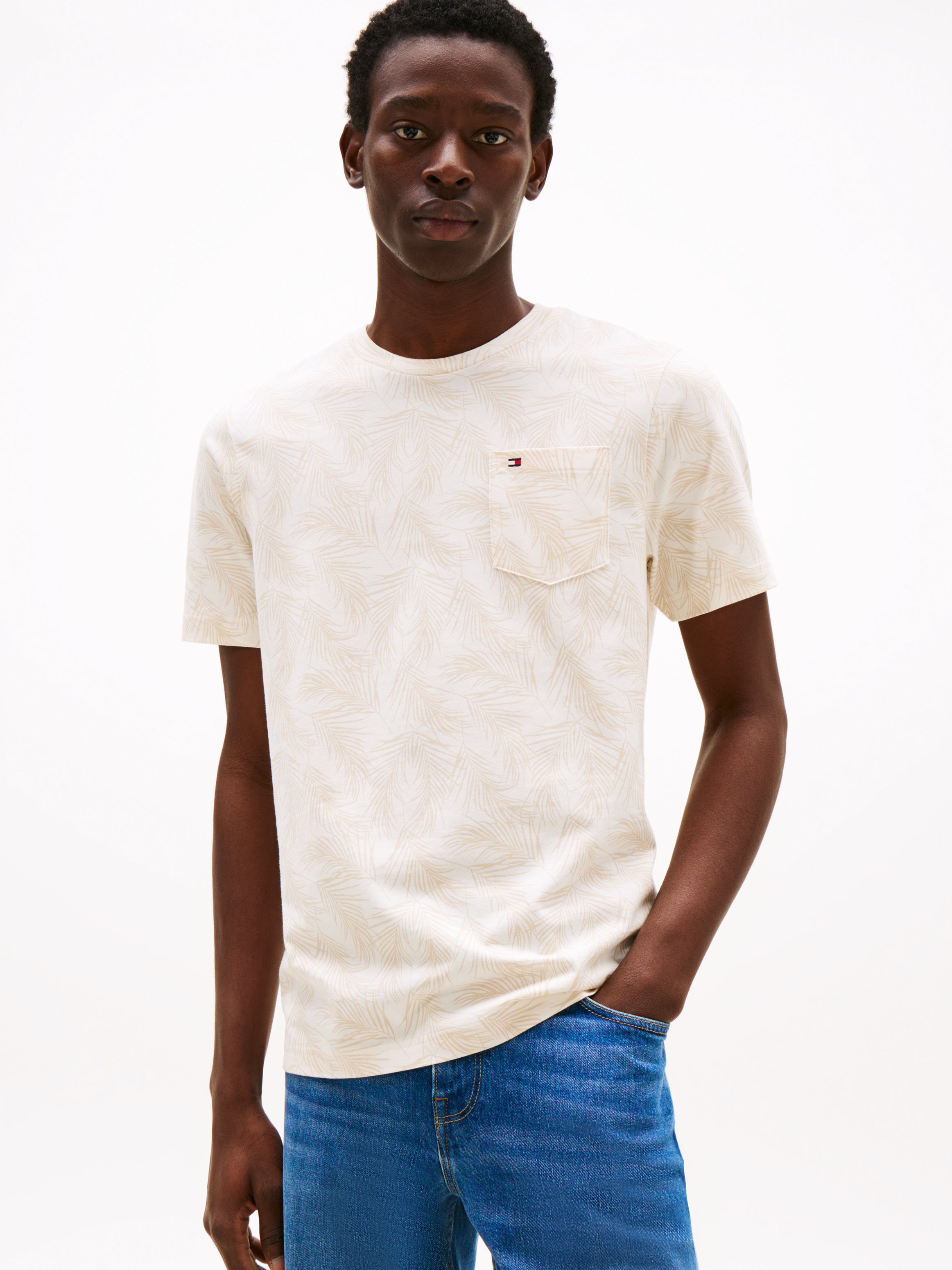 LEAF POCKET AOP TEE für Männer mit einzigartigem Blattmuster