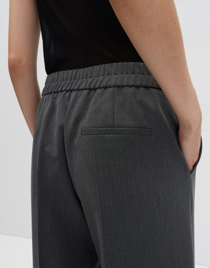 Webware Damen Hose mit ovalem Beinverlauf und Bügelfalten