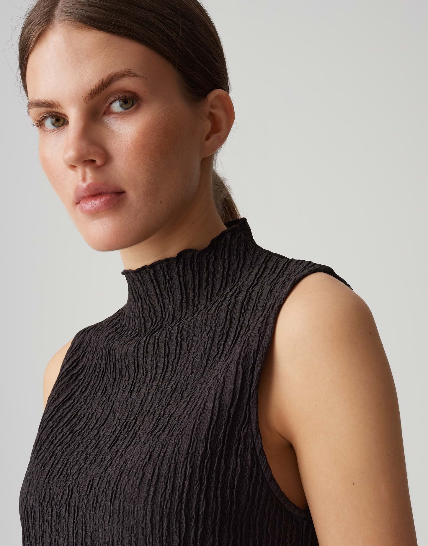 OPUS Damen Ärmelloses Crinkle Jersey Top Stehkragen