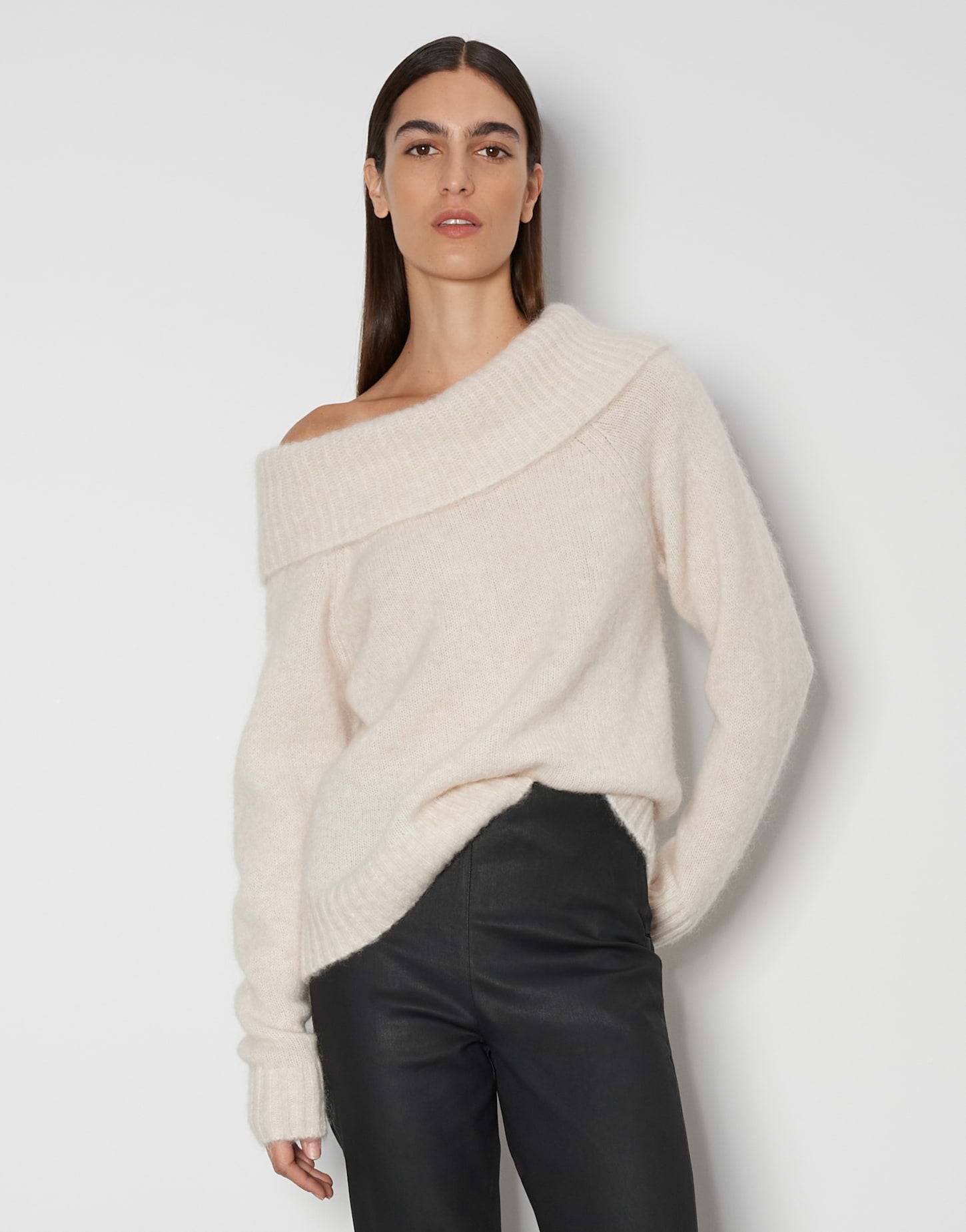 Beispielmarke Strickpullover Damen Flauschiger One-Shoulder Style