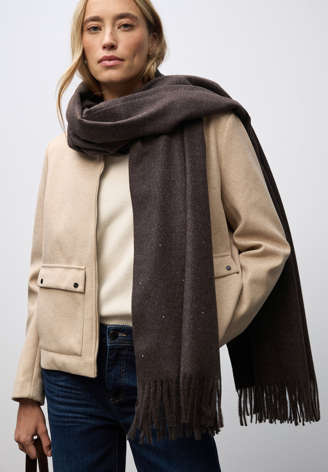 Softer Schal mit Dekosteinen