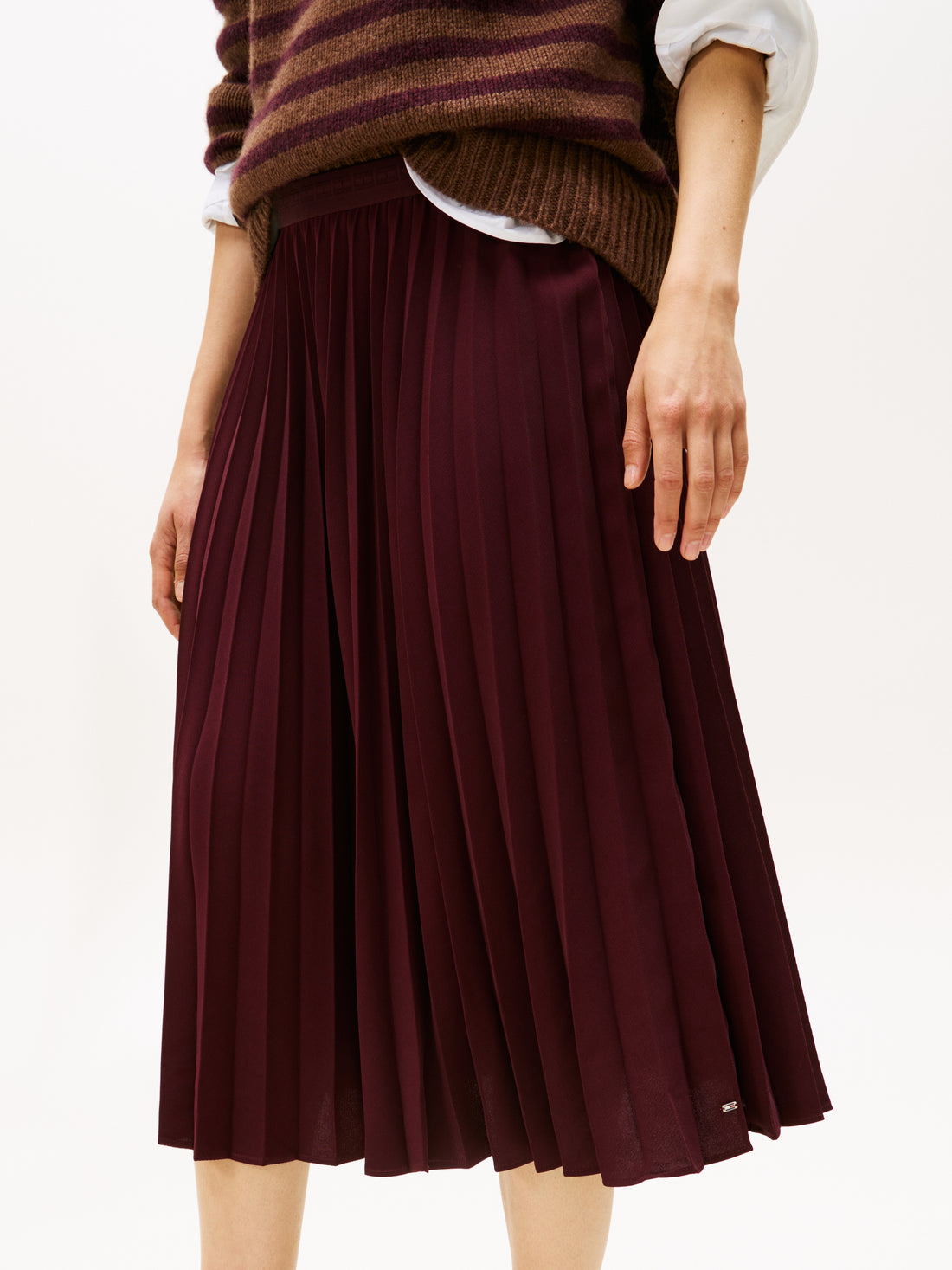 FLUID PLEATED PULL ON MIDI SKIRT
