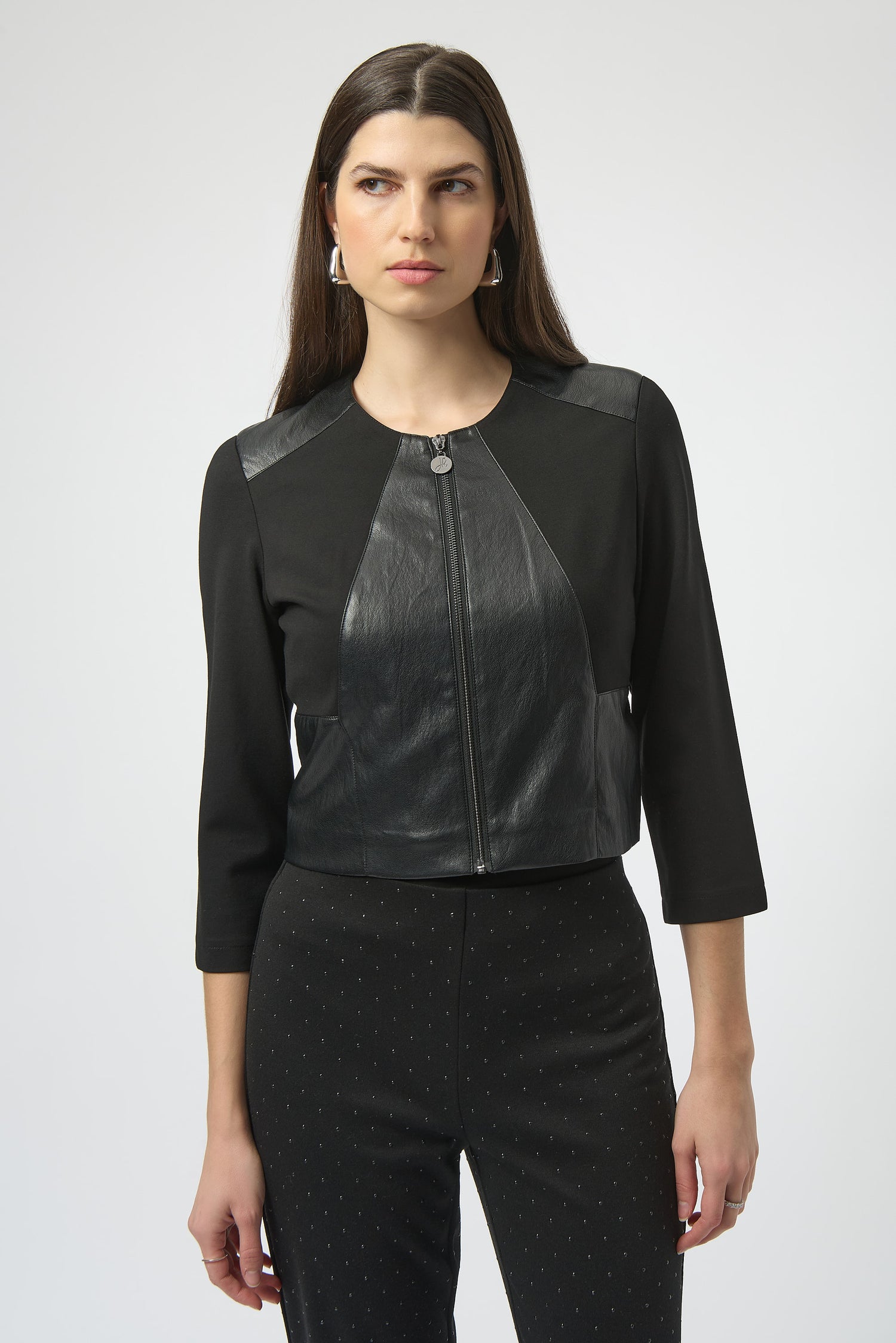 Figurbetonte Jacke aus schwerem Strick und Kunstleder