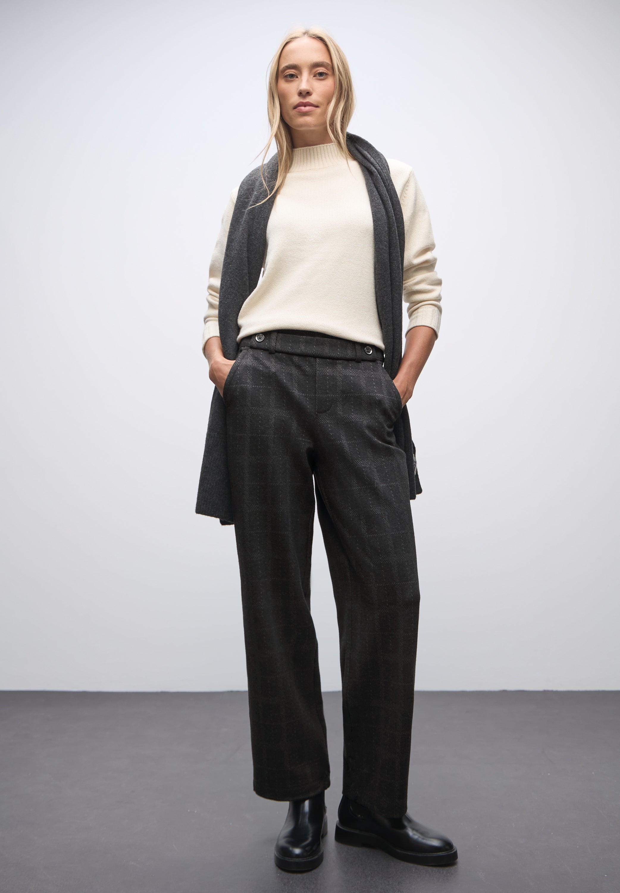 Street One Damen Hose Casual Fit High Waist Straight Legs Knopfdetail Seitliche Taschen