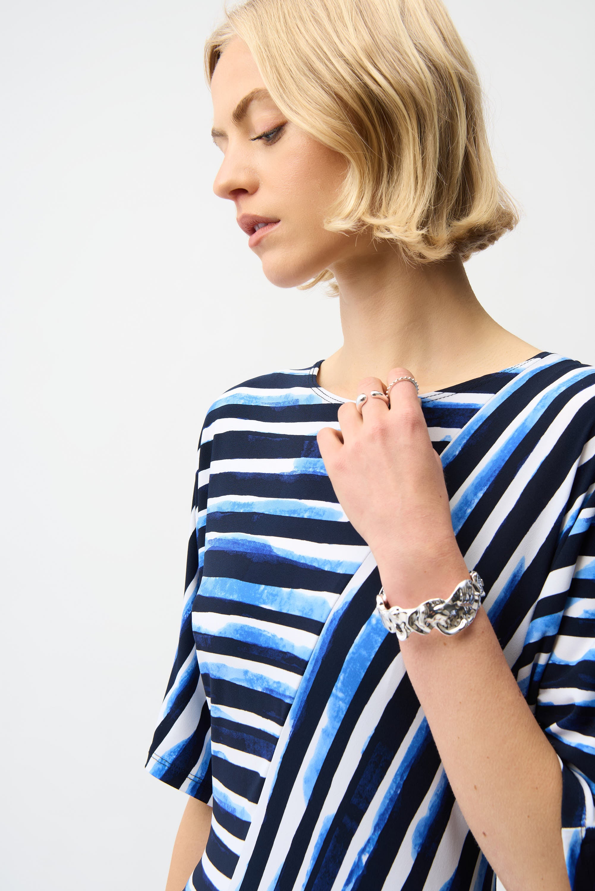 Ausgestelltes Jerseykleid mit Streifenprint