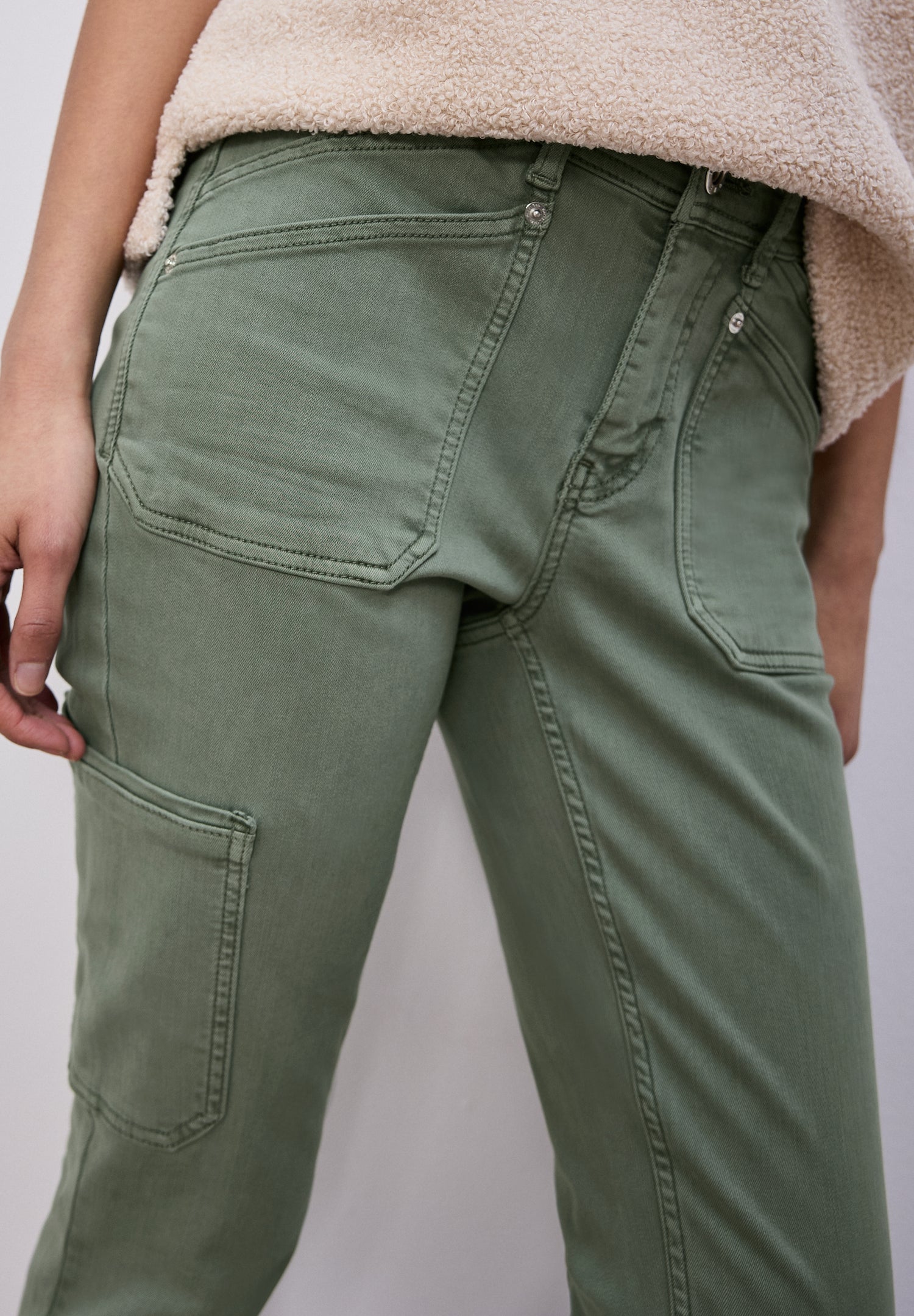 Street One Damen Cargo Jeans Charlie Loose Fit Slim Legs elastischer Bund Cargotaschen