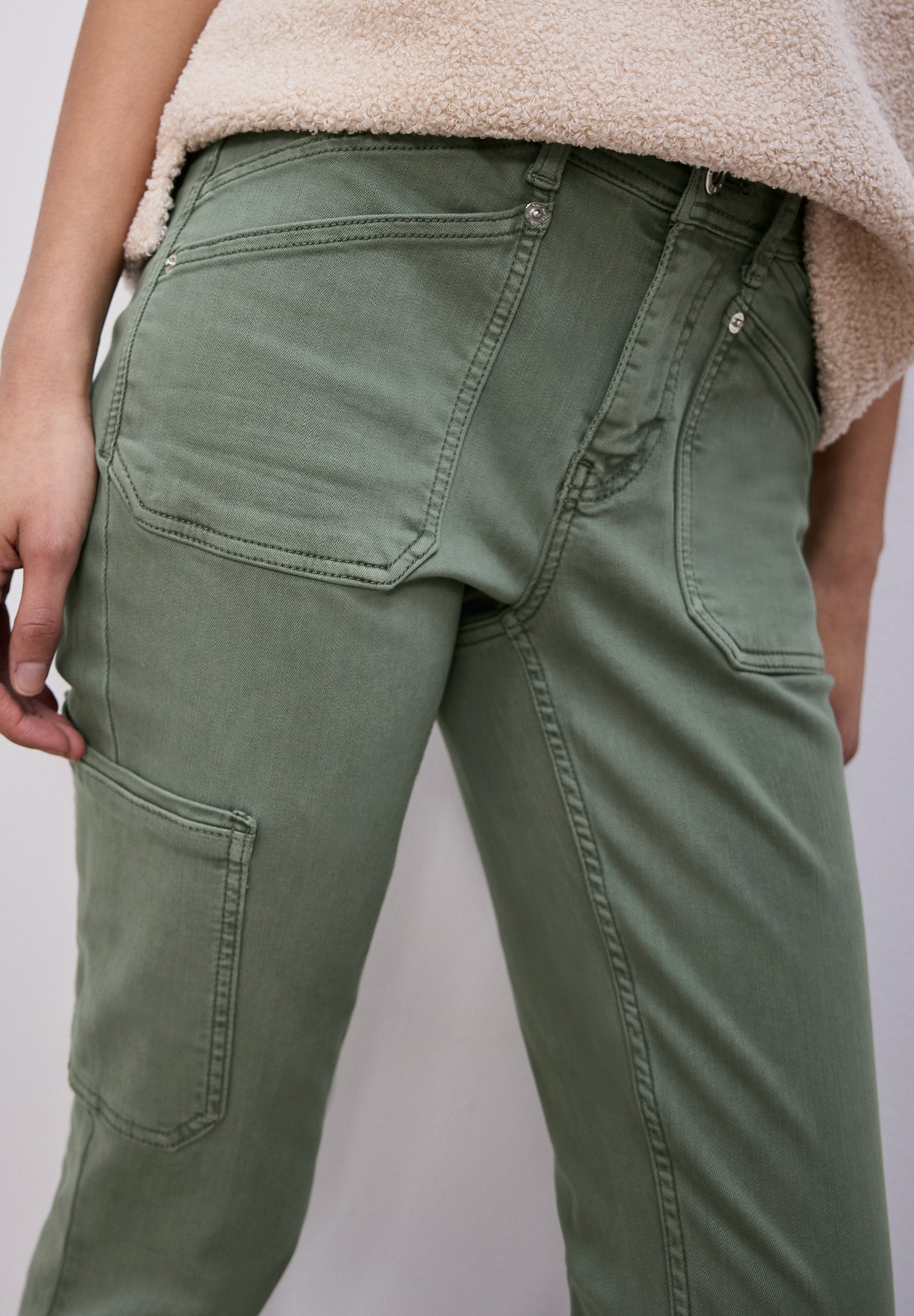 Street One Damen Cargo Jeans Charlie Loose Fit Slim Legs elastischer Bund Cargotaschen