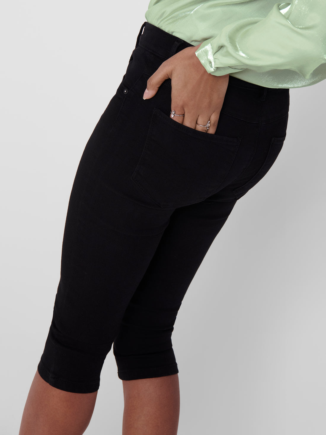 ONLY High-Performance Jeans-Shorts Damen Skinny Fit Reißverschluss Gürtelschlaufen Knielang