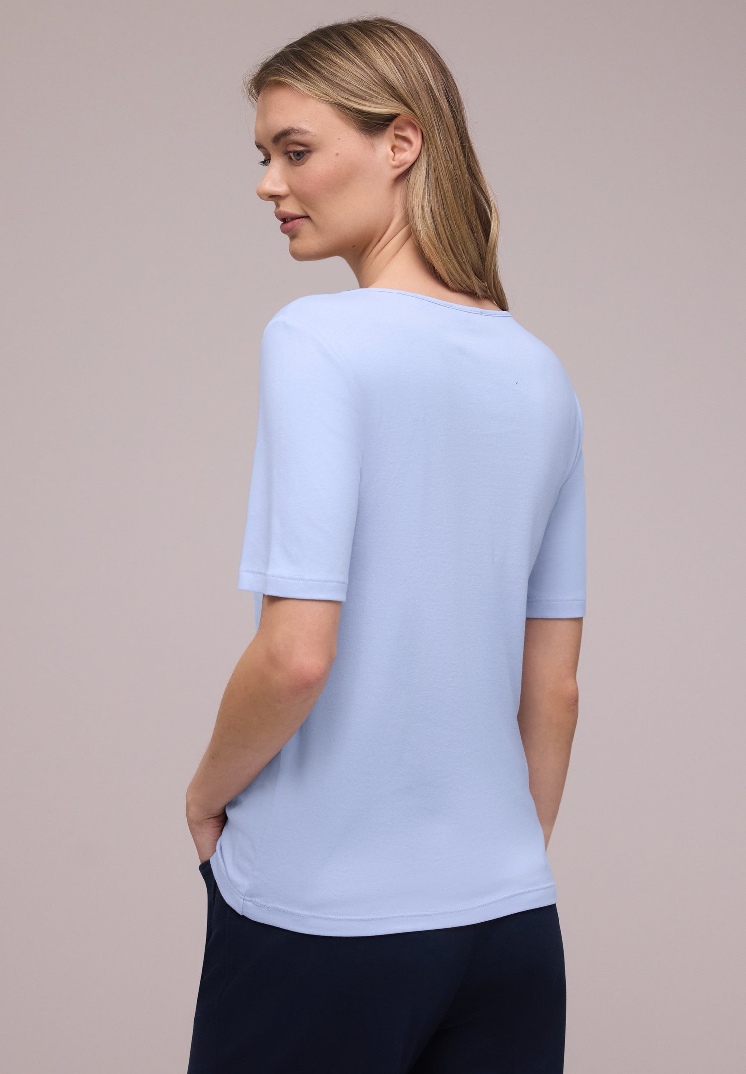 Basic T-Shirt mit Herzausschnitt
