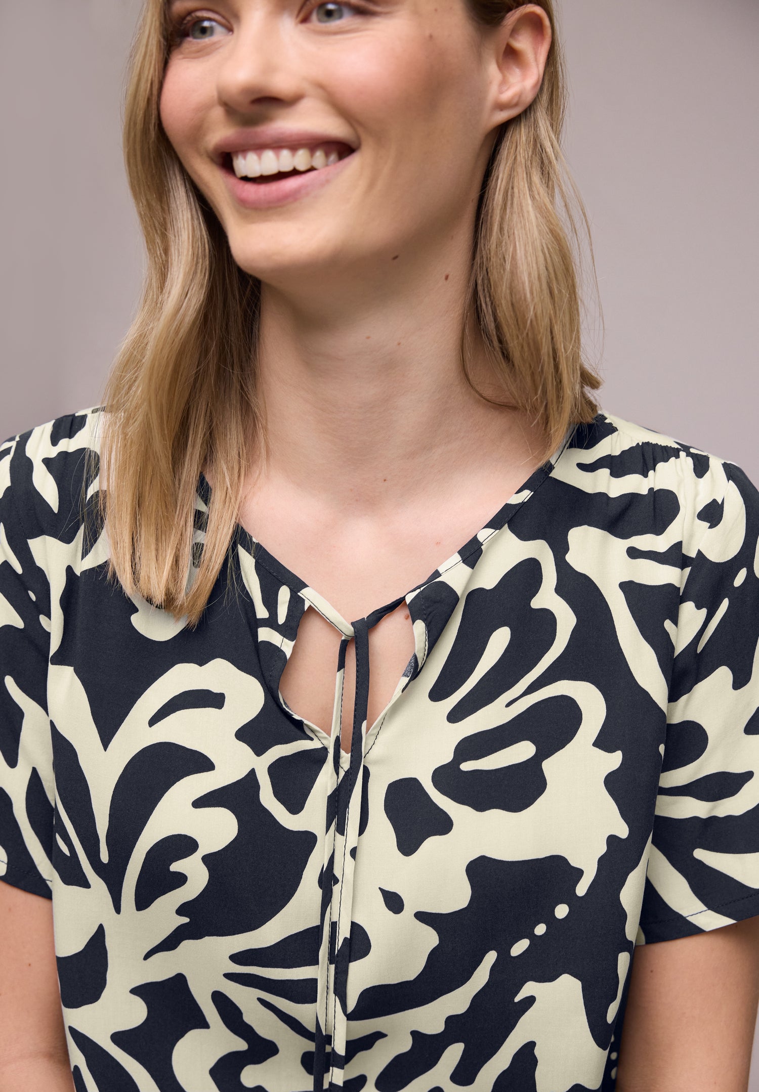Bluse mit String-Detail