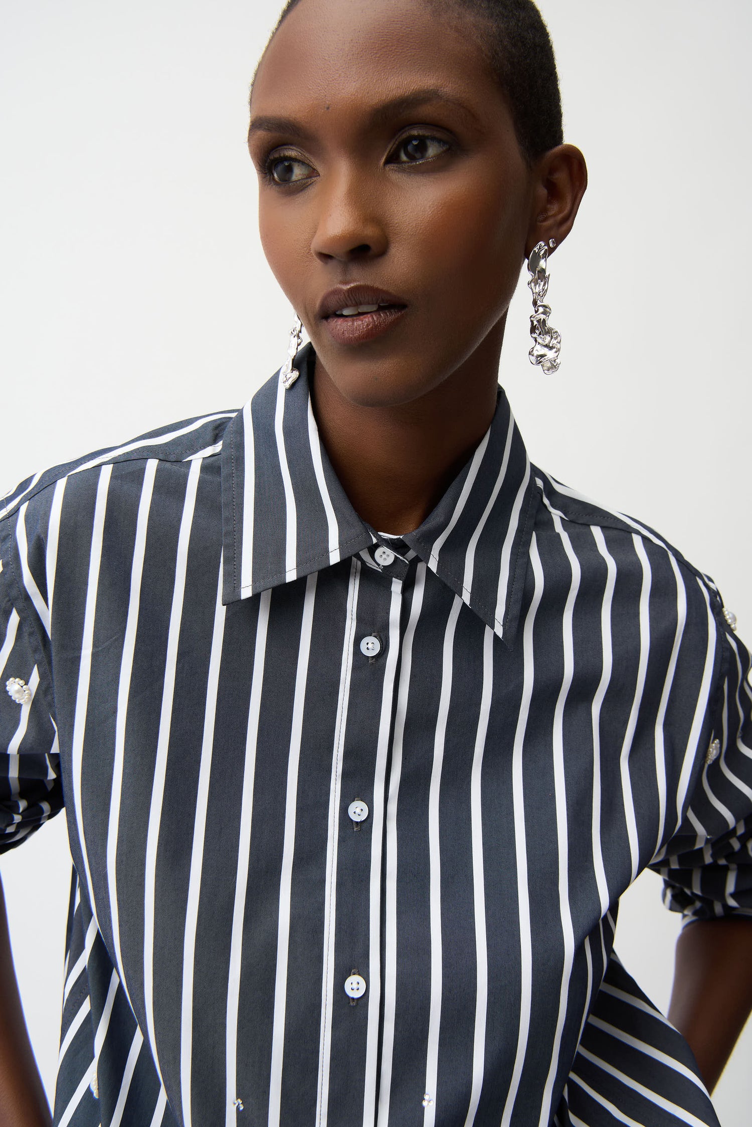 Stretch-Baumwollbluse mit Streifenprint und Strasssteinen