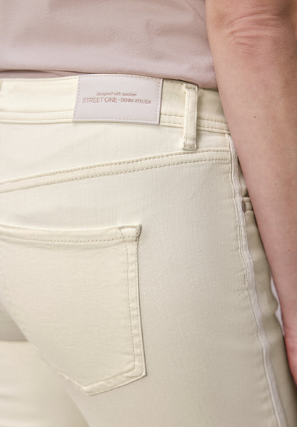 Straight Leg Jeans mit fransigem Saum
