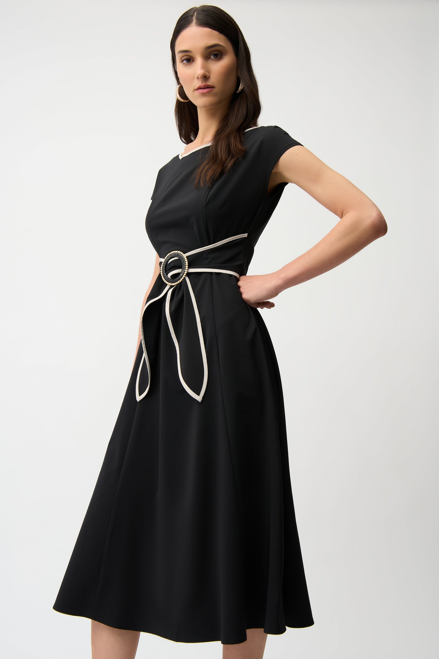 Ausgestelltes Kleid aus Stretchgewebe im Color-Blocking-Stil mit Schärpe