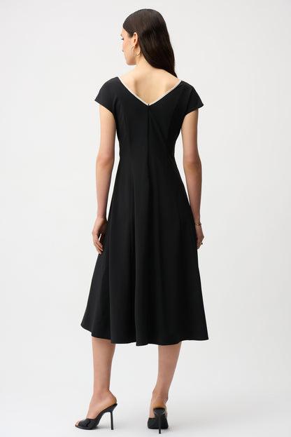 Ausgestelltes Kleid aus Stretchgewebe im Color-Blocking-Stil mit Schärpe