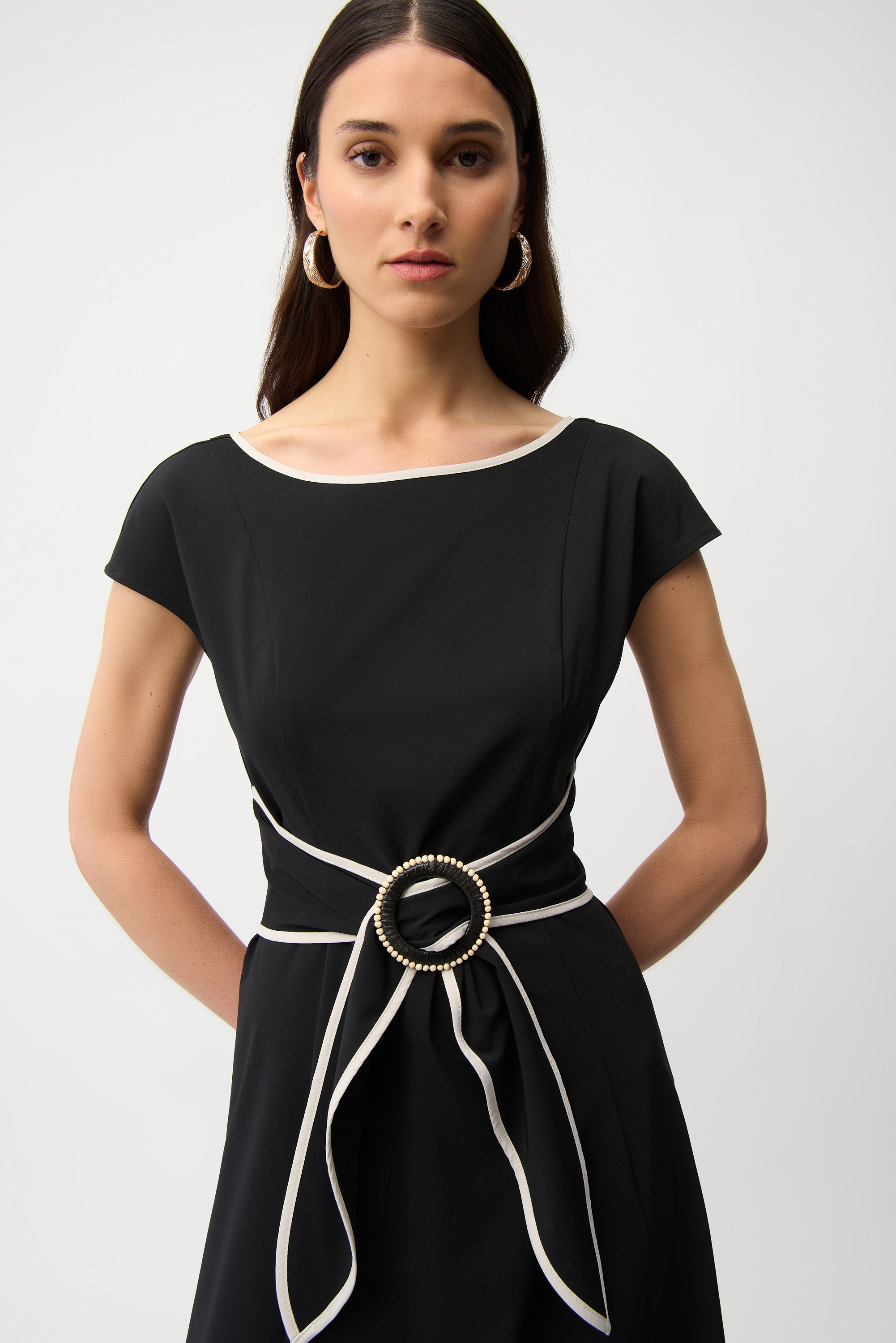 Ausgestelltes Kleid aus Stretchgewebe im Color-Blocking-Stil mit Schärpe