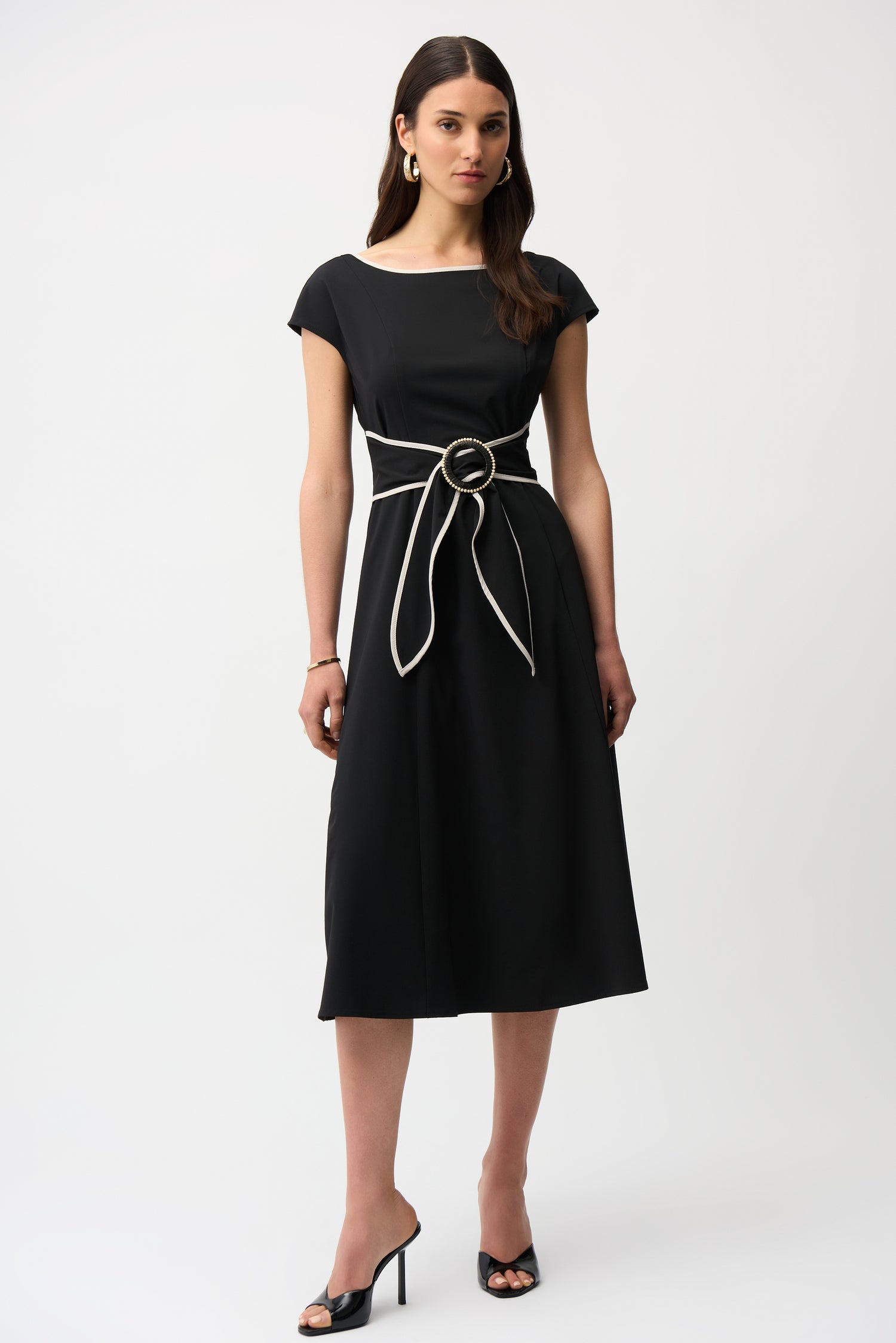 Ausgestelltes Kleid aus Stretchgewebe im Color-Blocking-Stil mit Schärpe