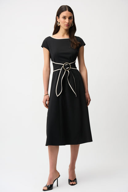 Ausgestelltes Kleid aus Stretchgewebe im Color-Blocking-Stil mit Schärpe