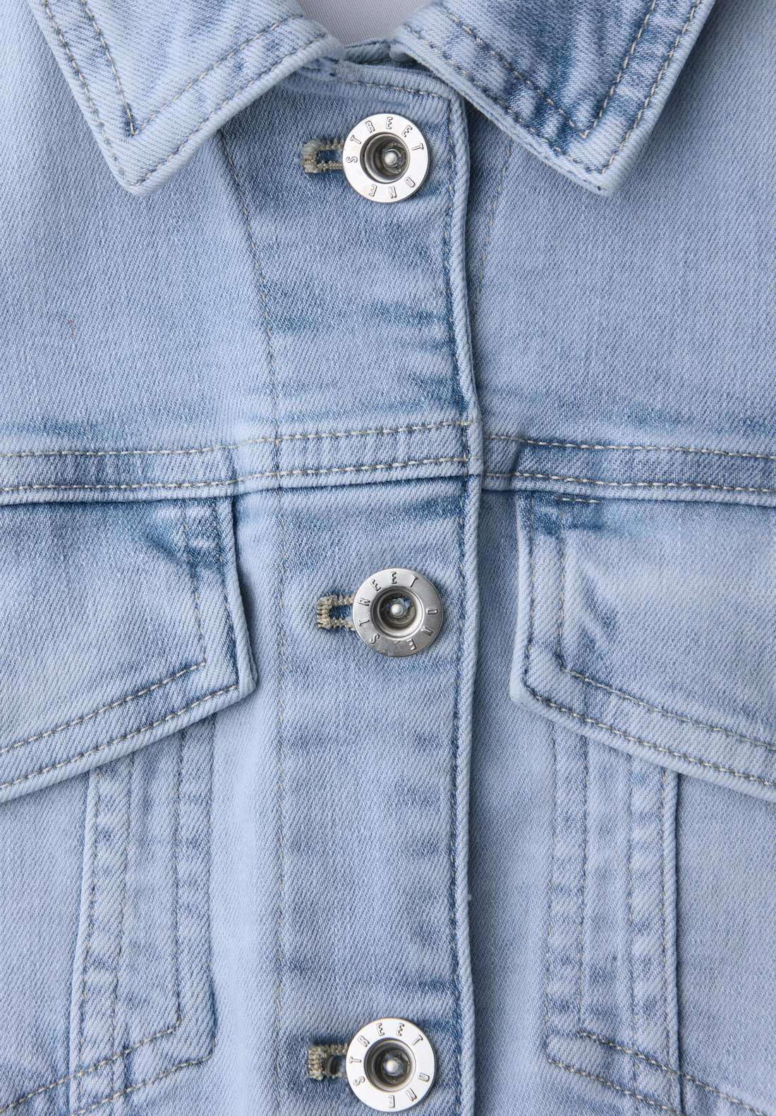 Jeansjacke mit Brusttaschen und Knöpfen