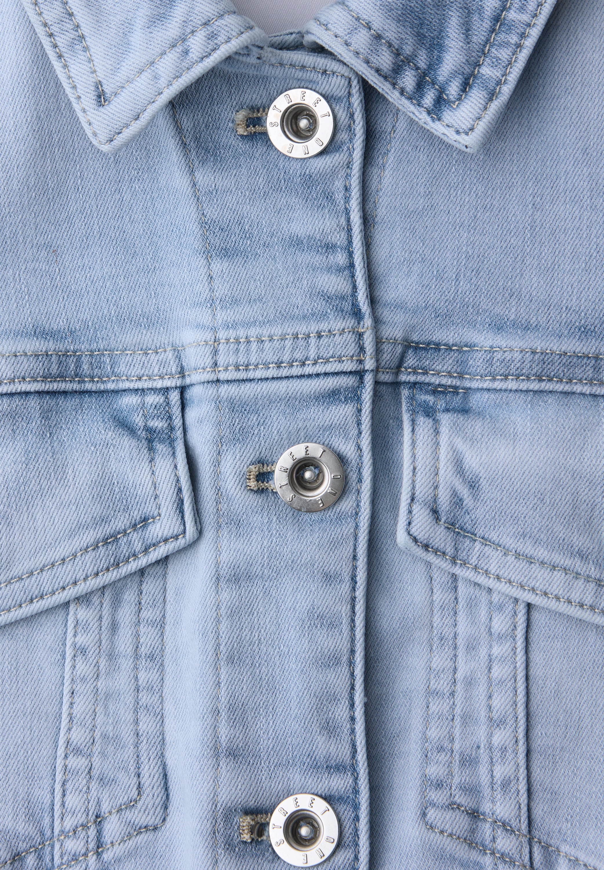 Jeansjacke mit Brusttaschen und Knöpfen