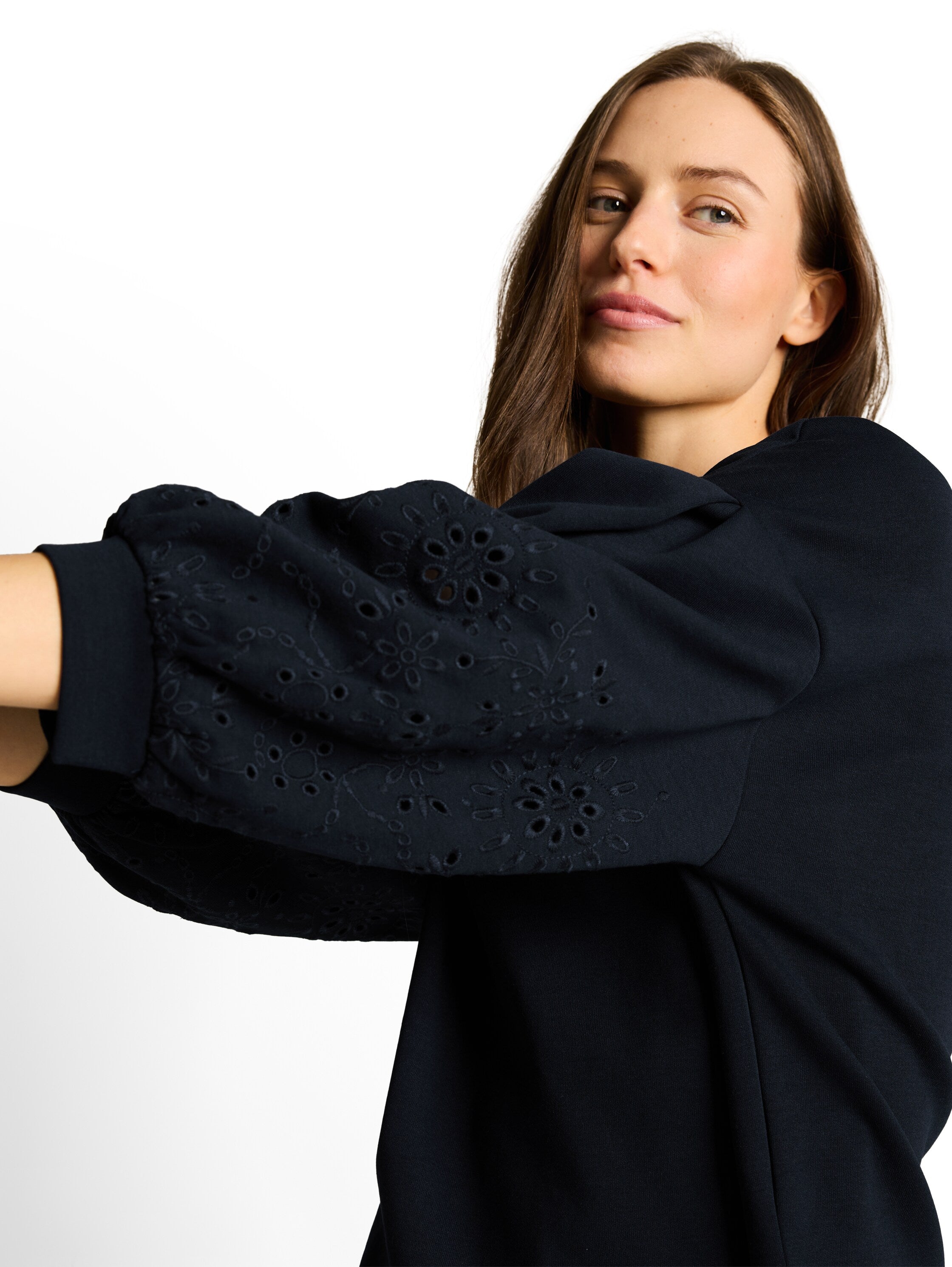 Boxy Sweatshirt mit Lochstickerei