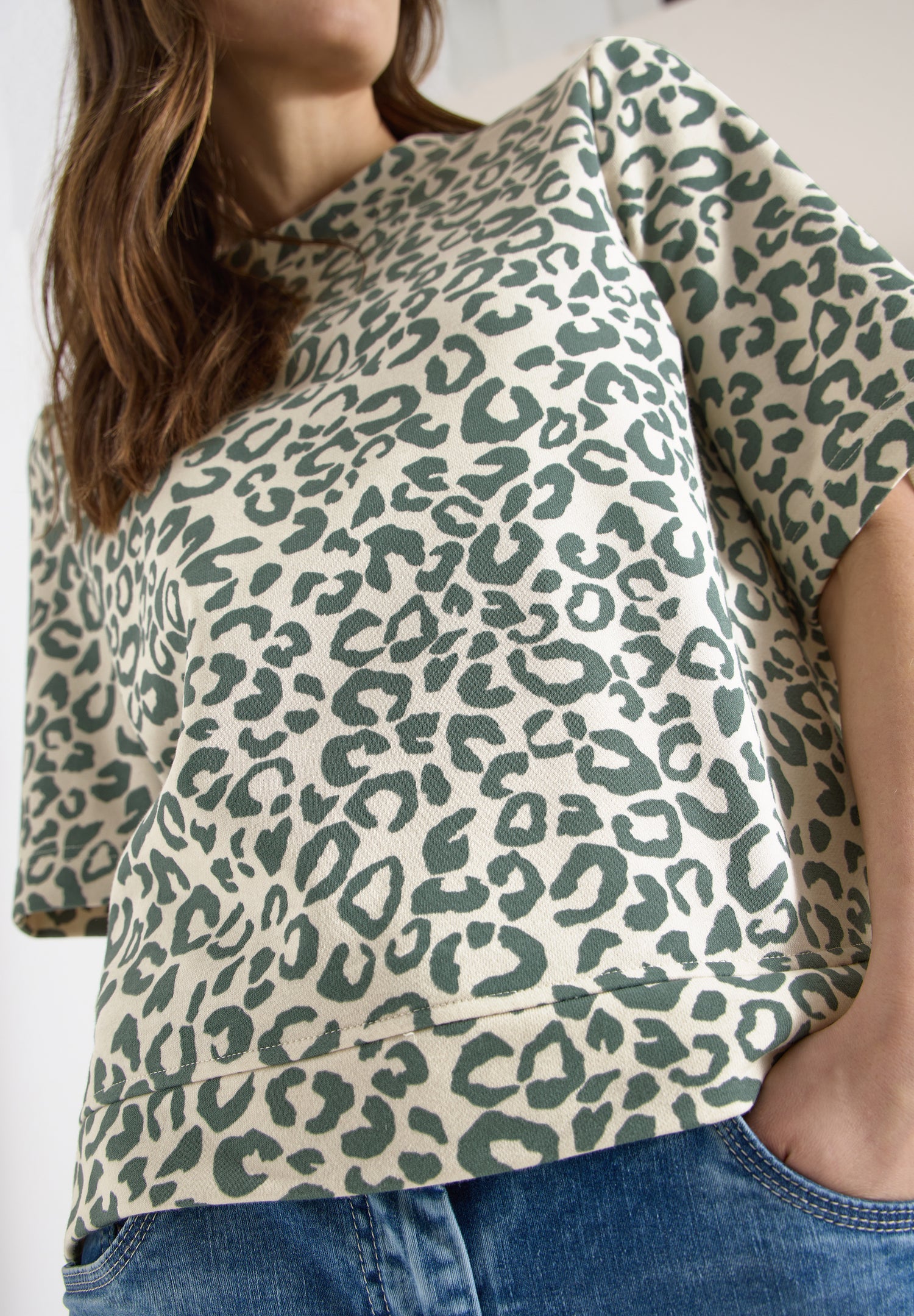Kurzarm Sweatshirt mit Leo-Print