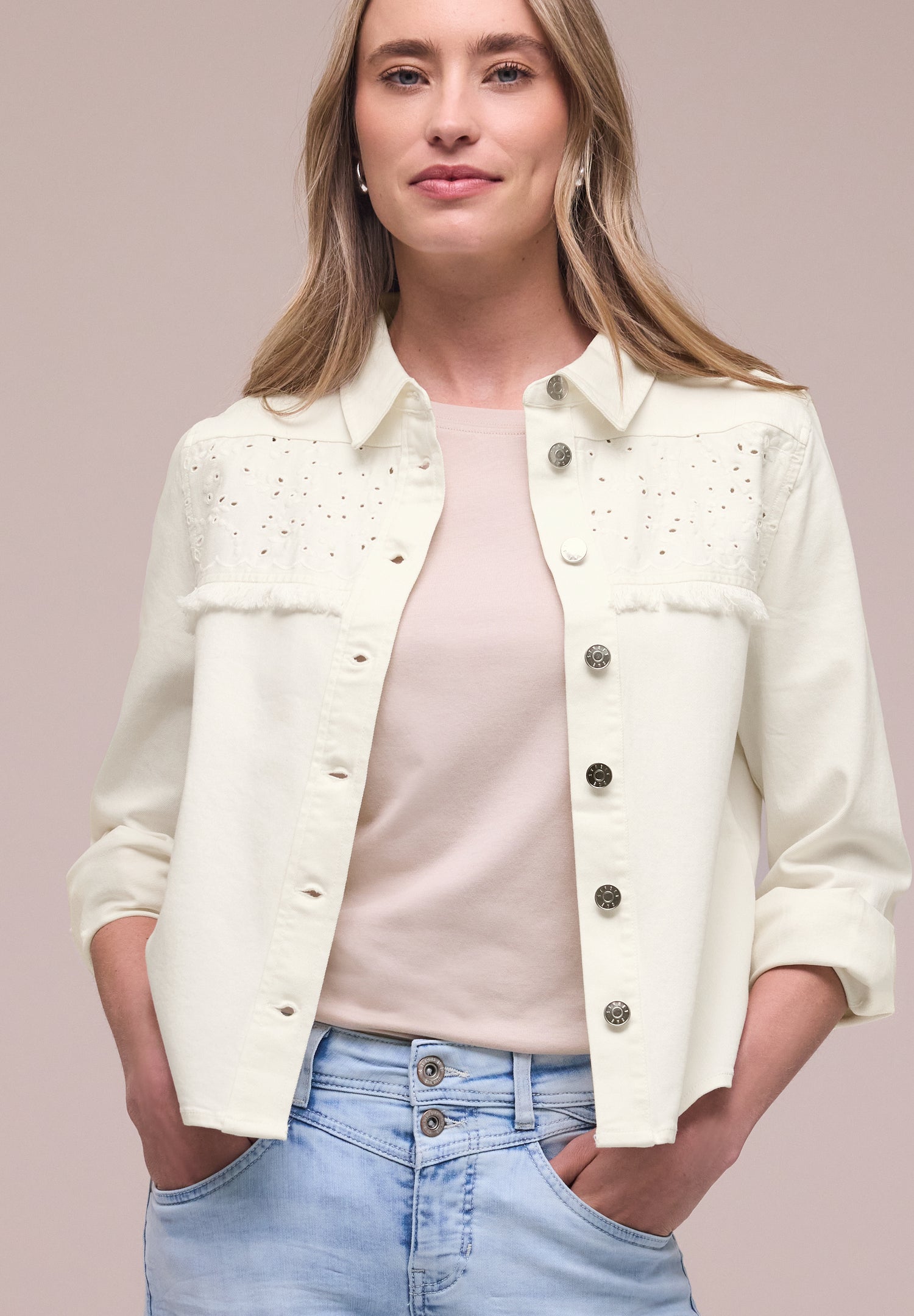 Jeansjacke mit Knopfleiste und Stickerei