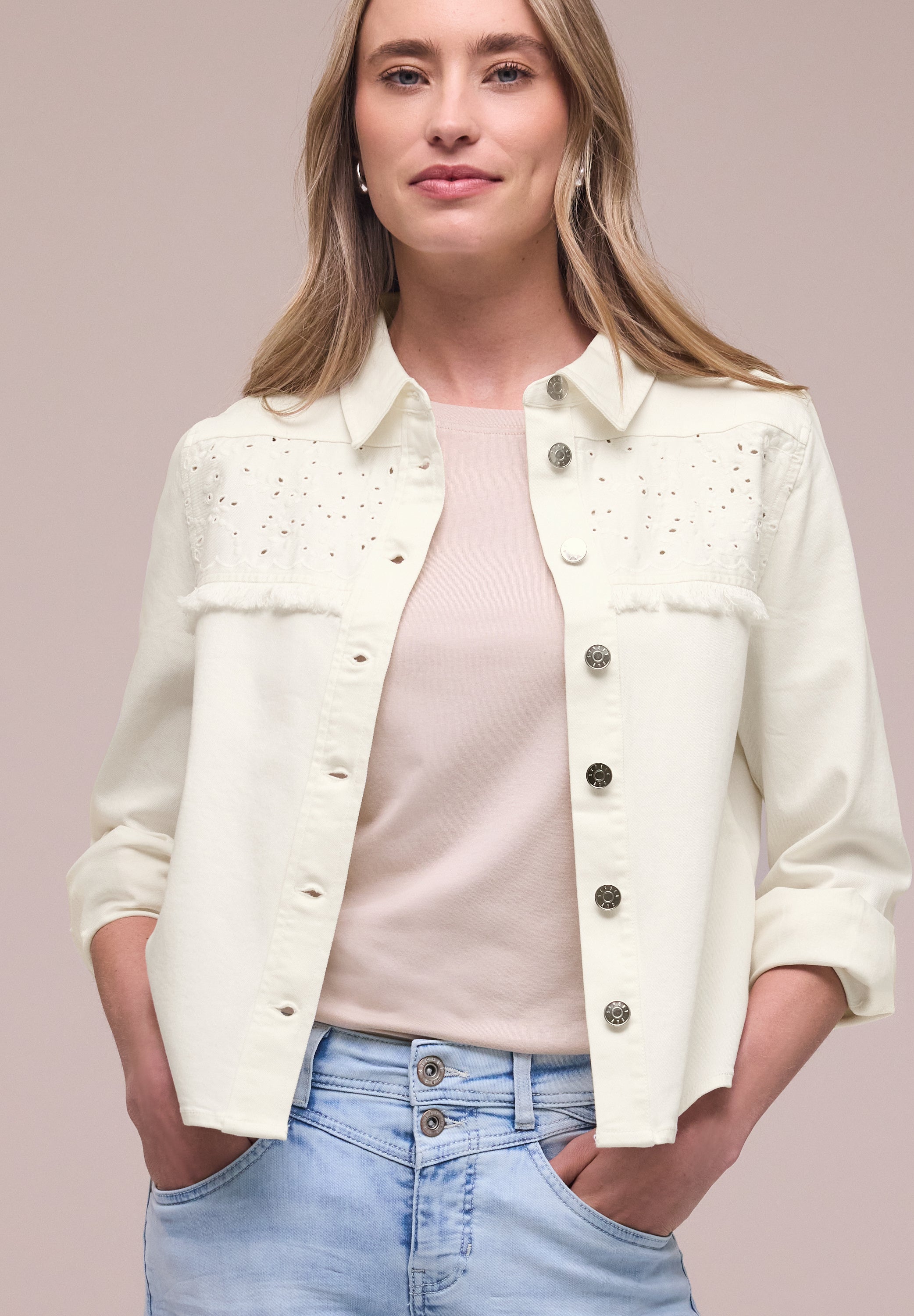 Jeansjacke mit Knopfleiste und Stickerei