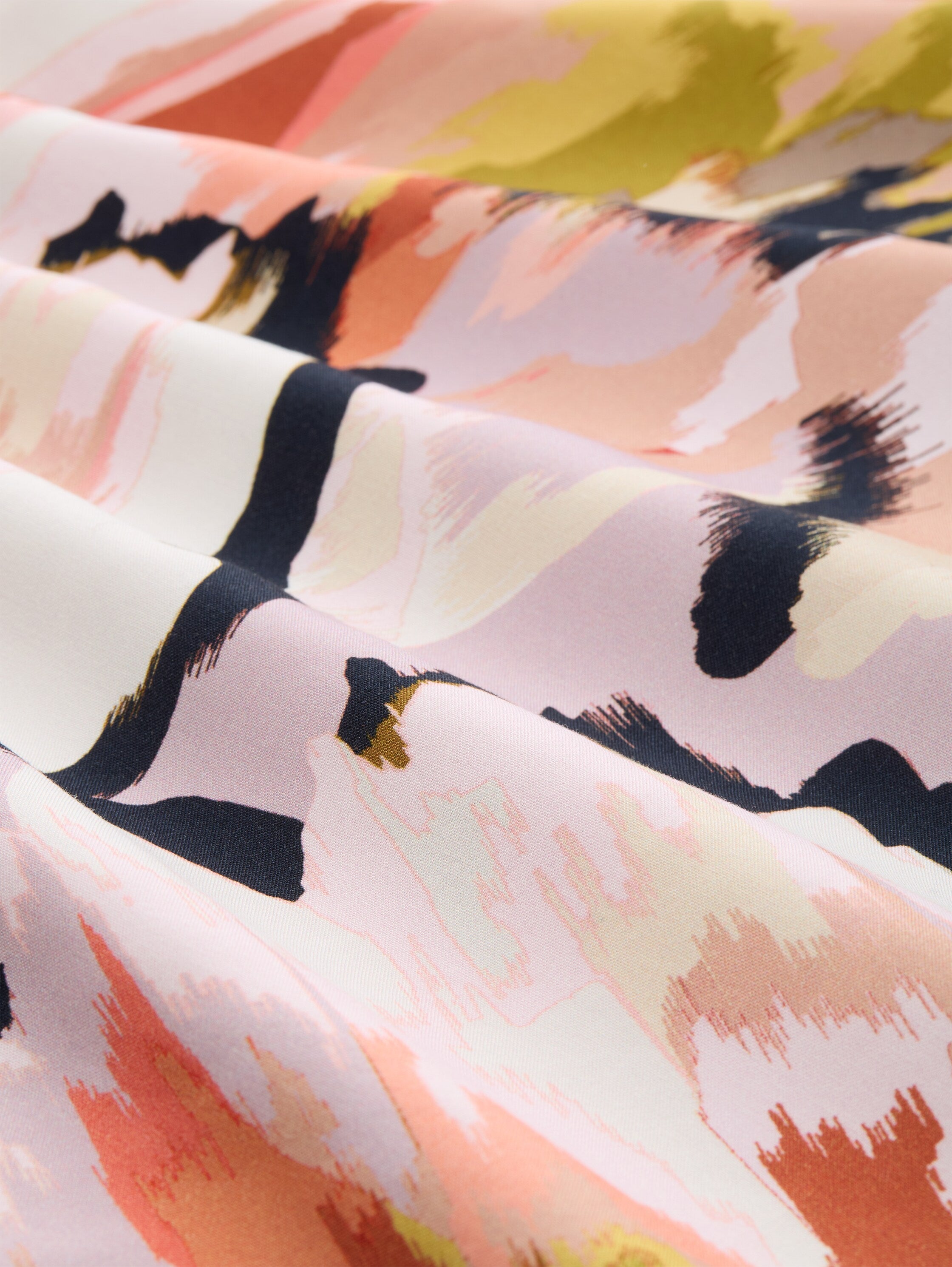 T-Shirt im Material-Mix
