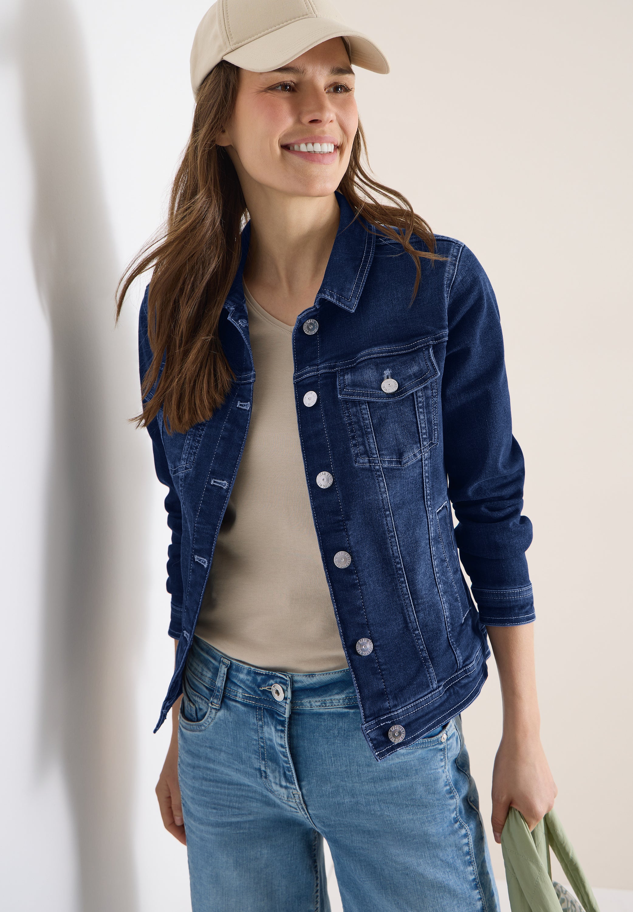 Jeansjacke mit Brusttaschen und Knöpfen