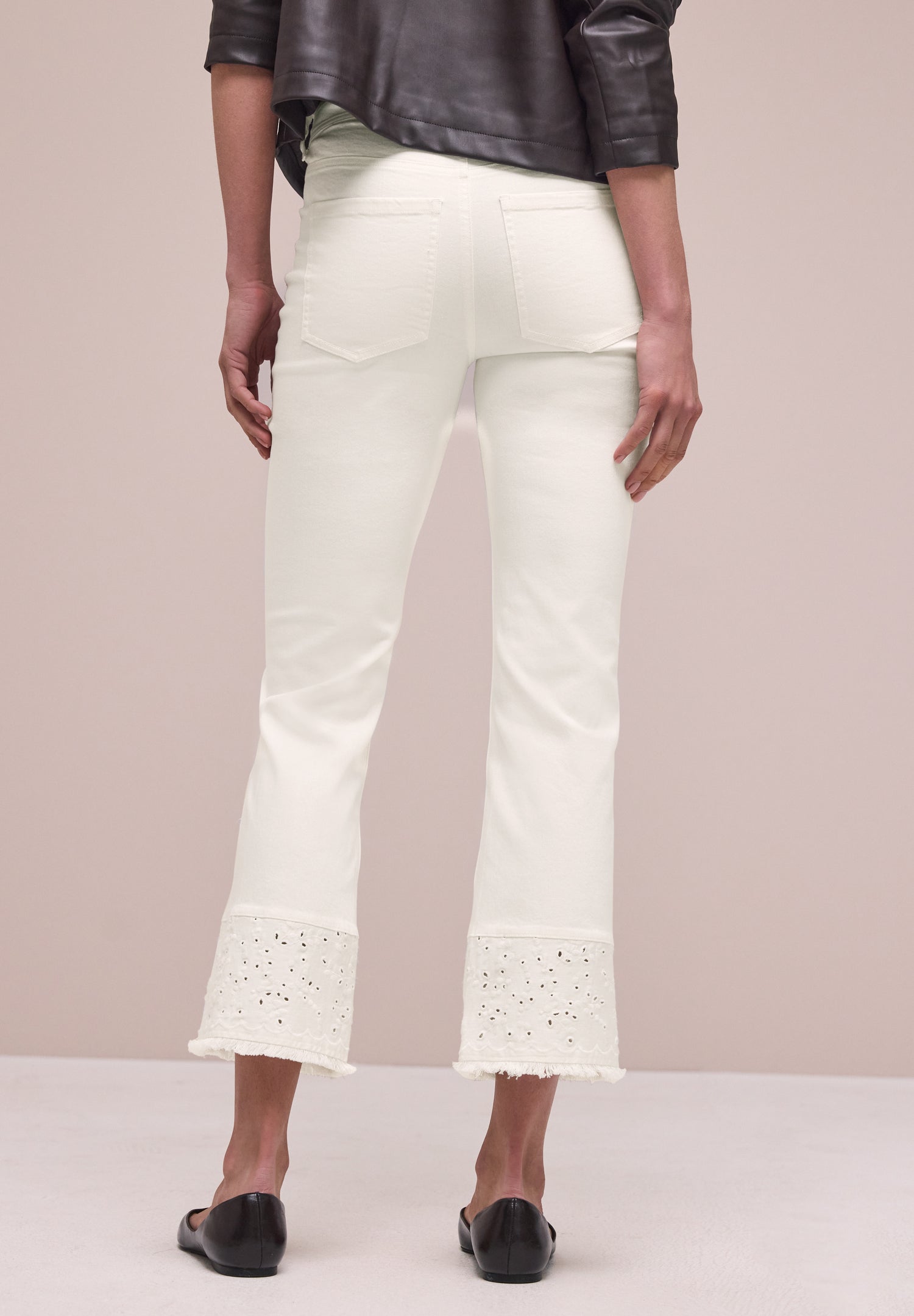 Flared Leg Jeans mit Ziersaum
