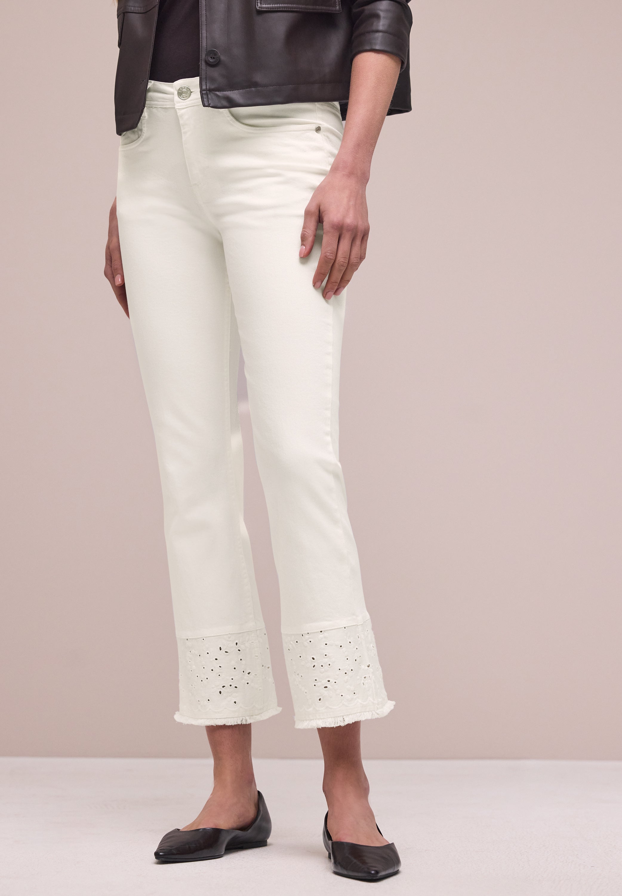 Flared Leg Jeans mit Ziersaum