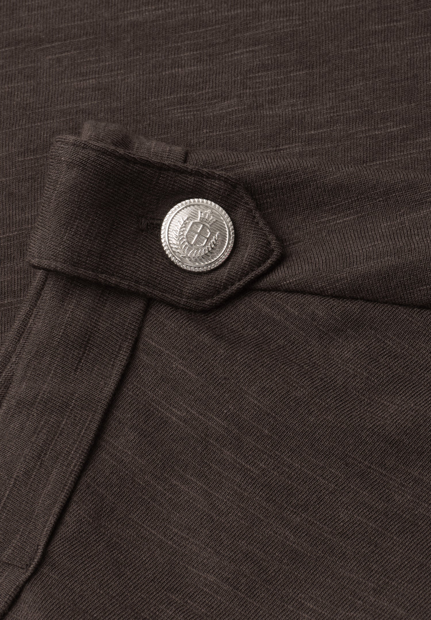 T-Shirt mit Rundhals und Knopfdetails