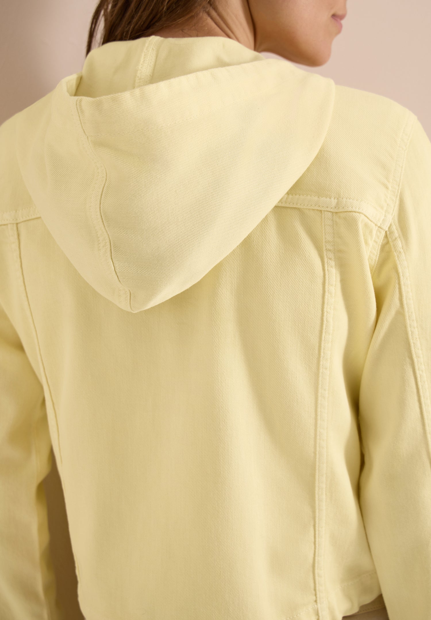 Jeansjacke mit Kapuze und Knöpfen