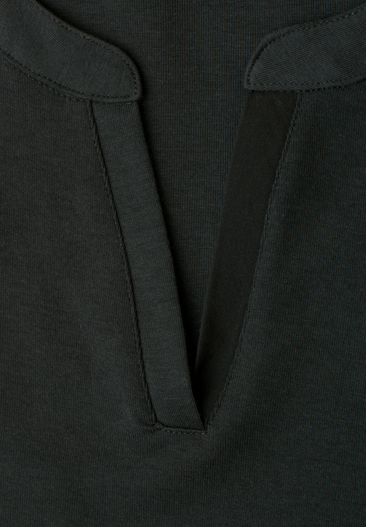 T-Shirt mit Split Neck und Satindetails