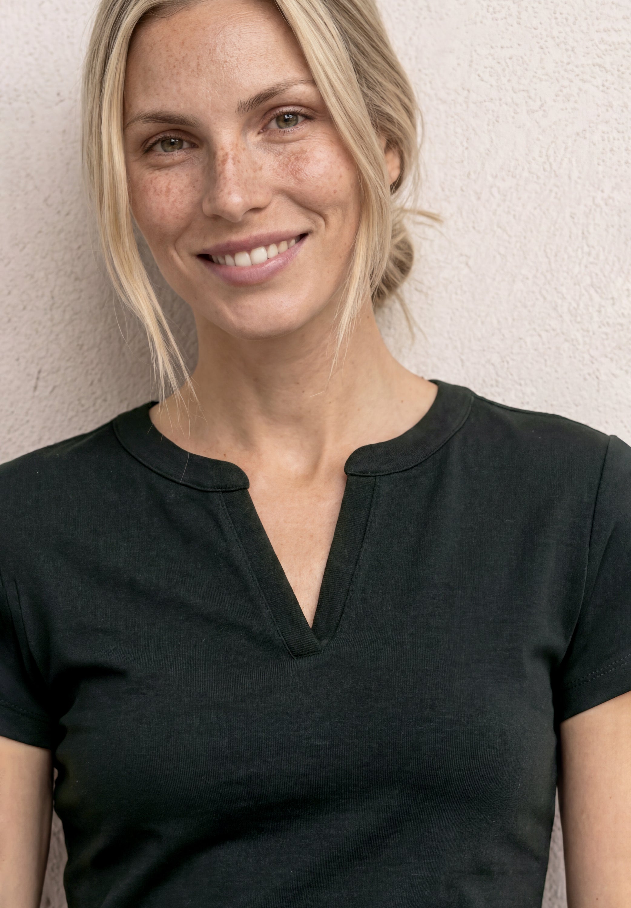 T-Shirt mit Split Neck und Satindetails