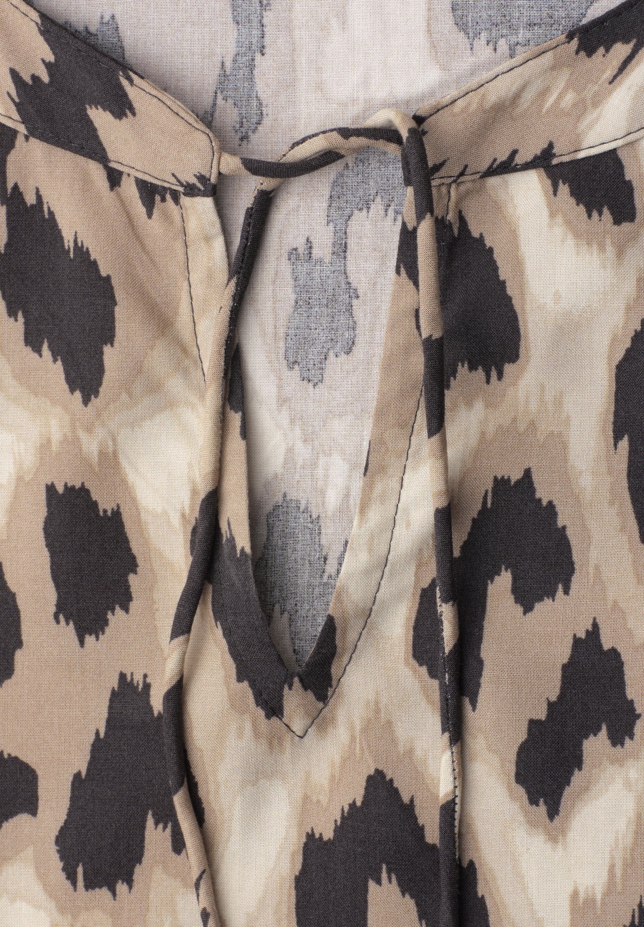 Blusenshirt mit Split Neck und Smokdetail