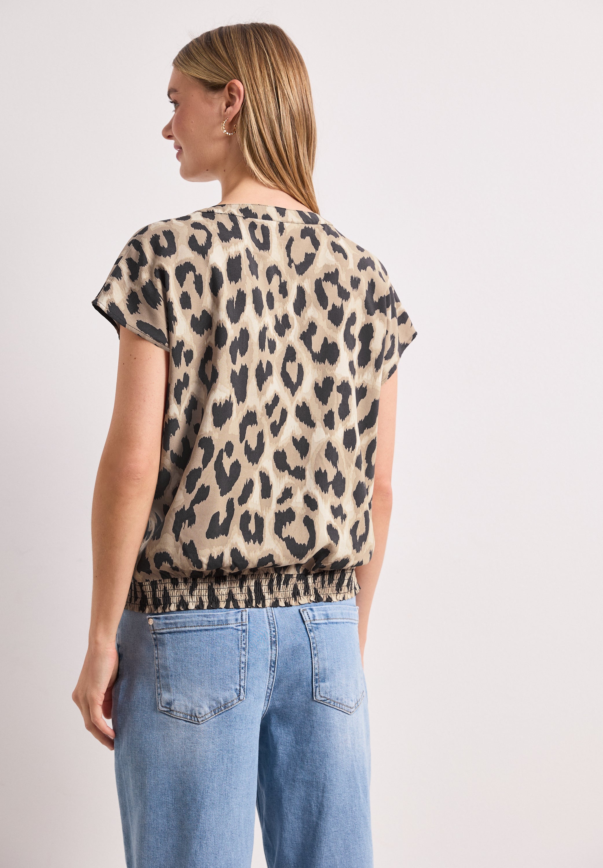 Blusenshirt mit Split Neck und Smokdetail