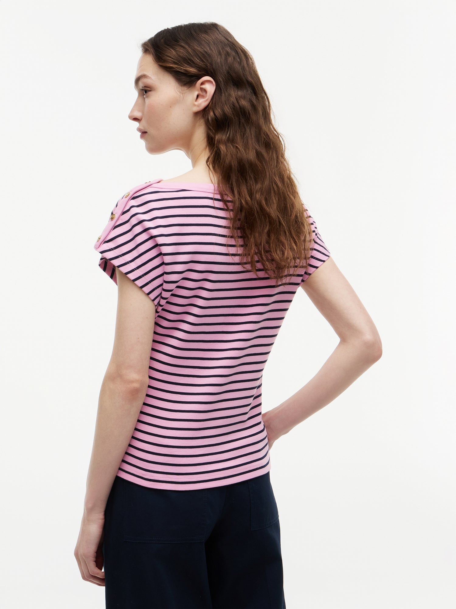 GOLD BTN CAP-SLV BOAT-NK TEE