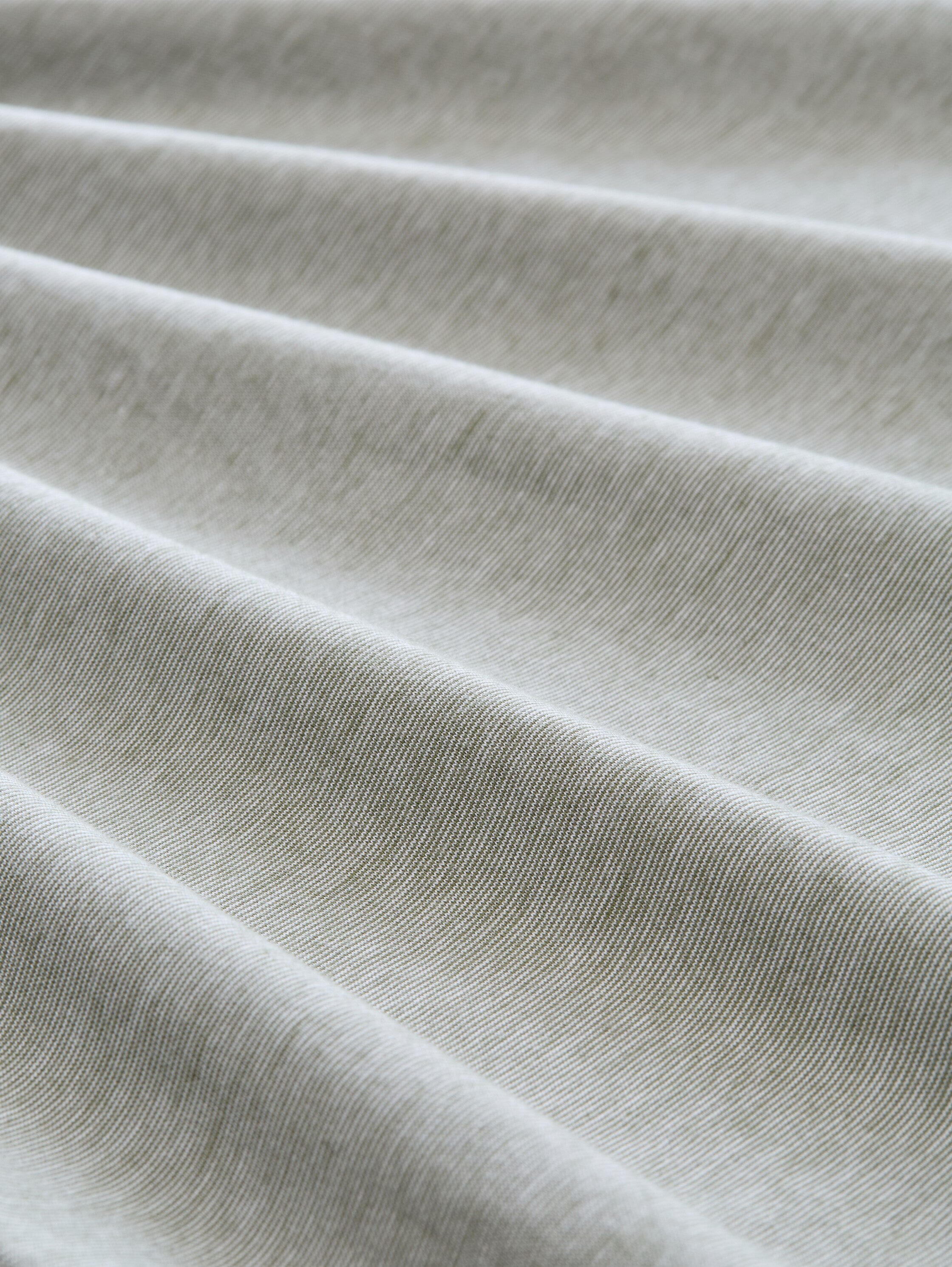 T-Shirt mit feinen Streifen