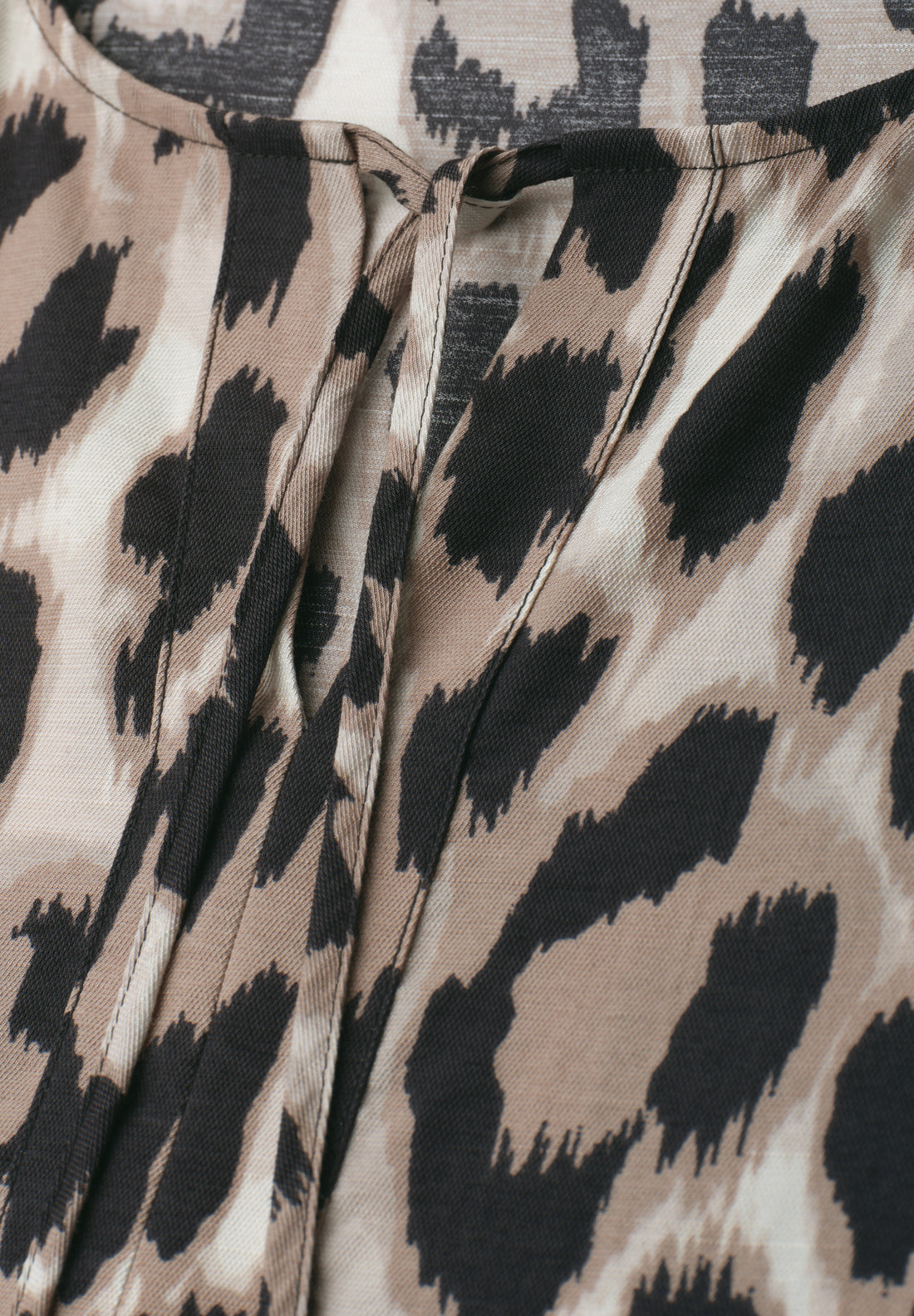 Knielanges Kleid mit Split Neck und Print